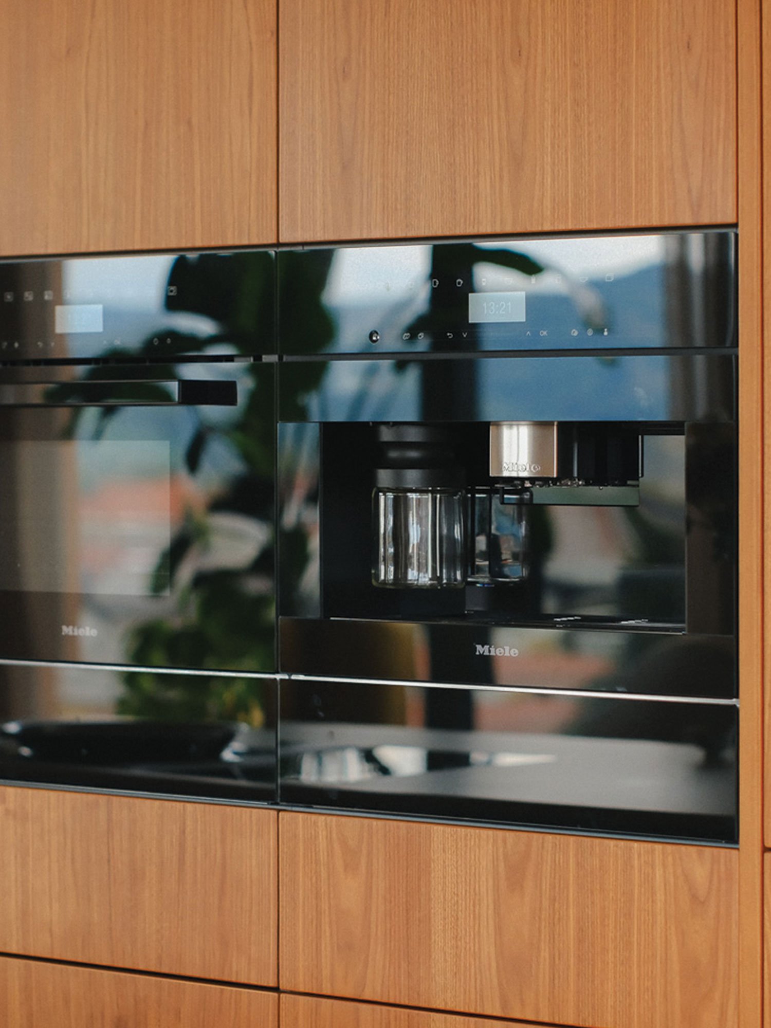 Vgrajen kavni avtomat Miele v kuhinjo po meri.