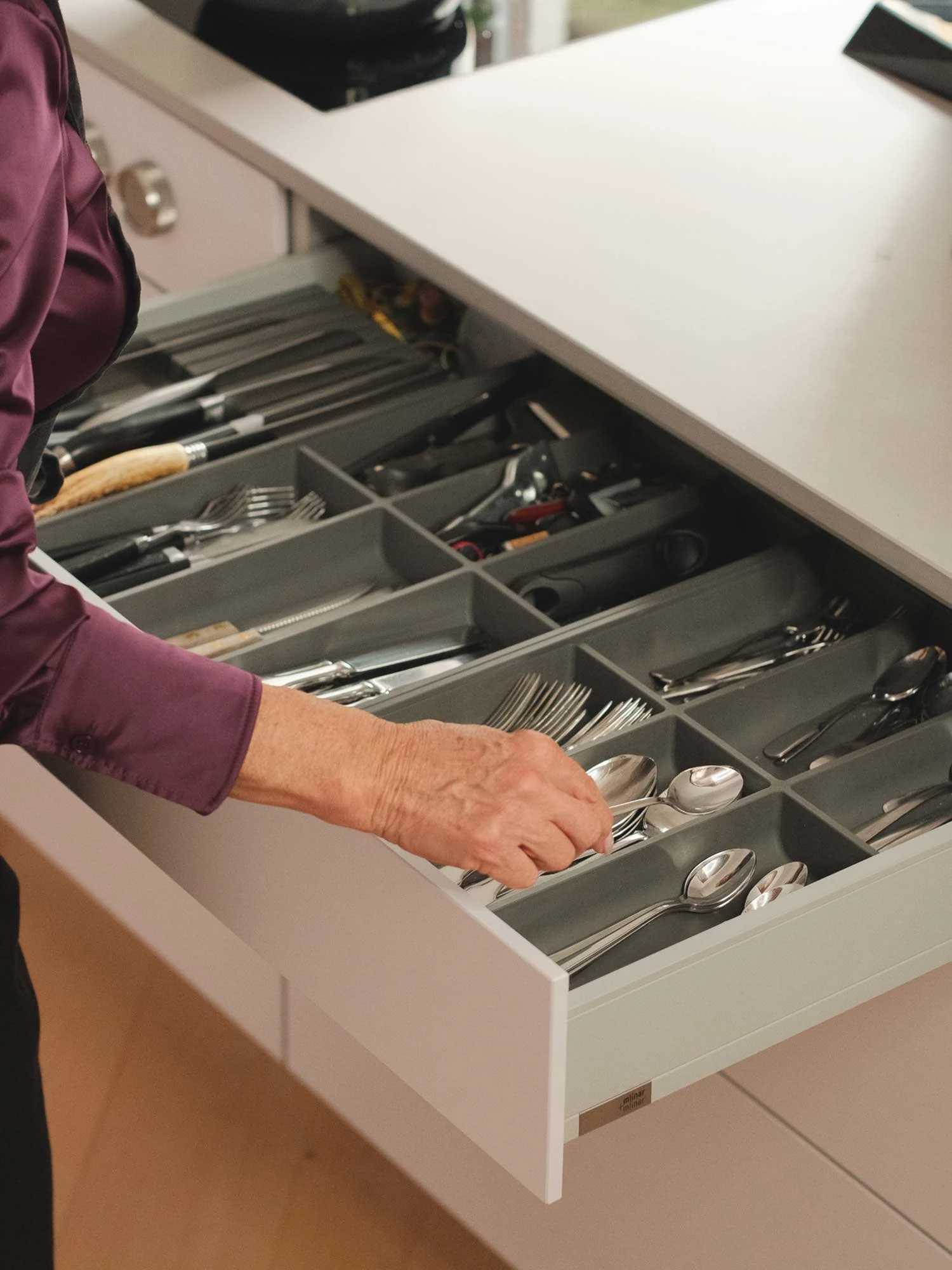 Razdelilniki za predal s priborom.