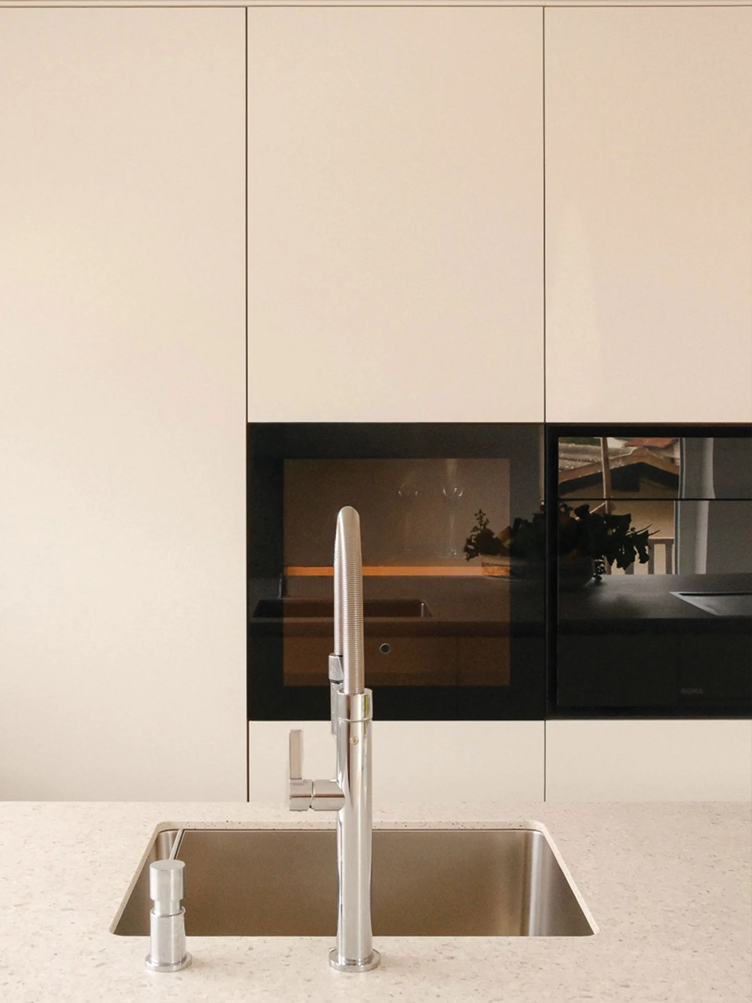 Bora x BO pečica in grelni predal.