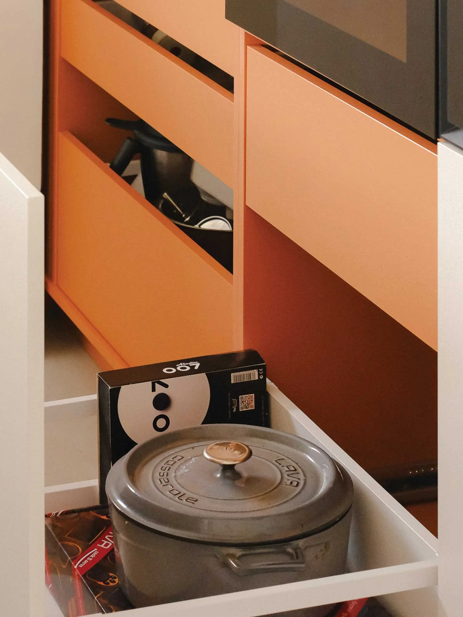 Sistemi shranjevanja v Mlinarjevi kuhinji.