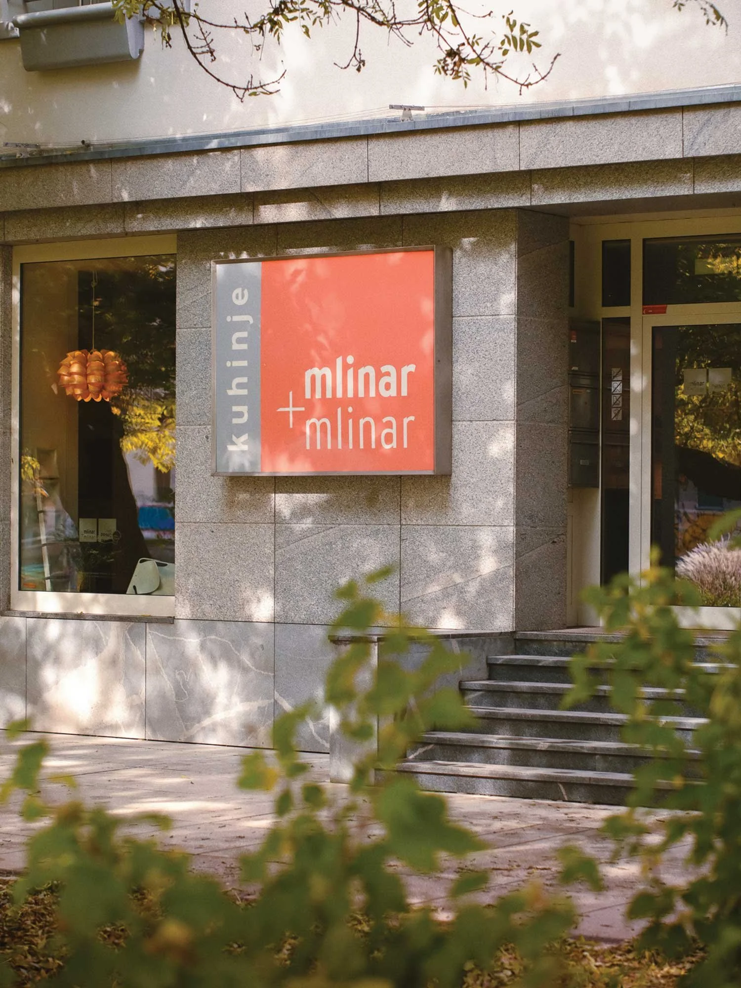 Vhod v mlinar+mlinar salon v Ljubljani.