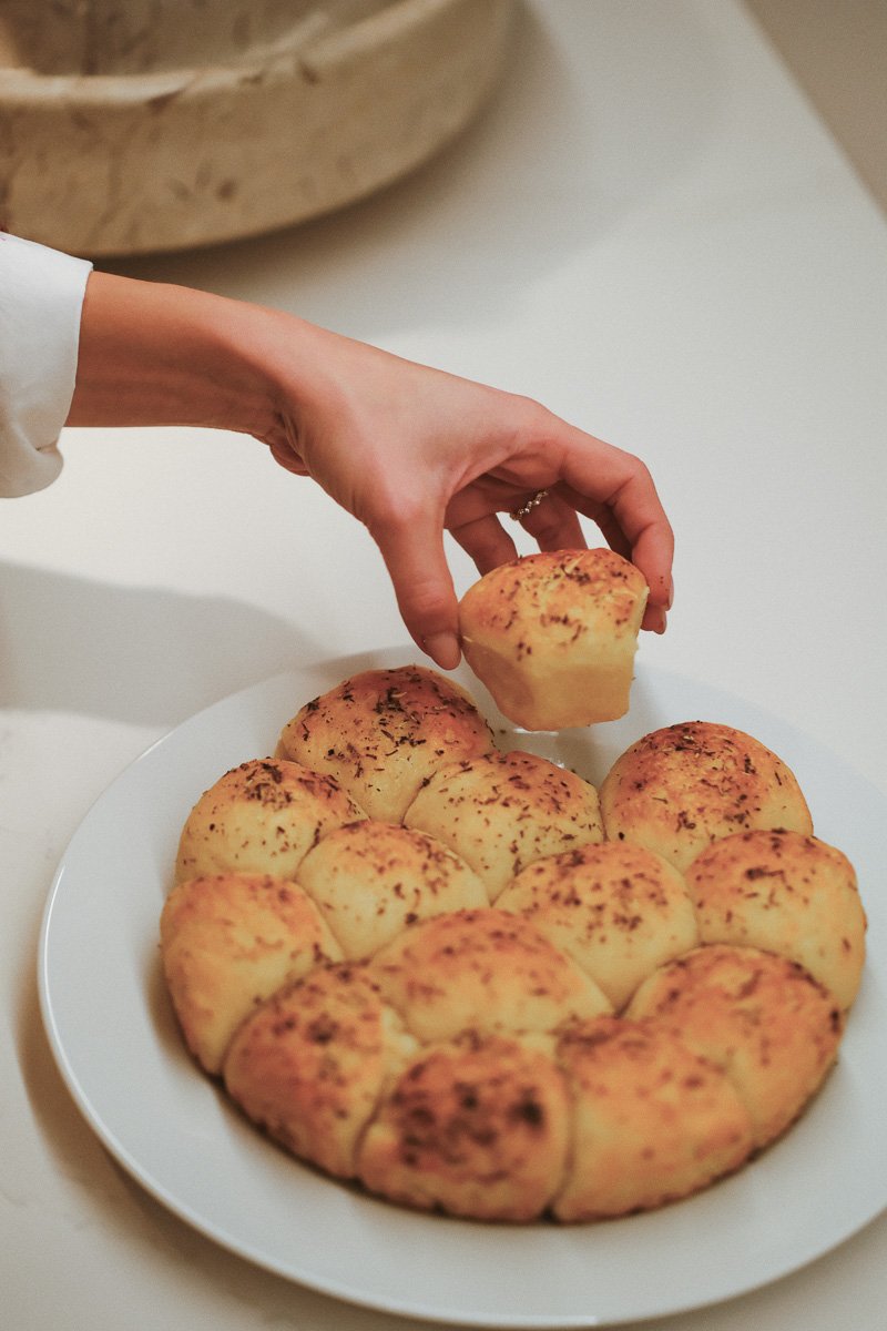 Priprava kruha v mlinar+mlinar salonu.