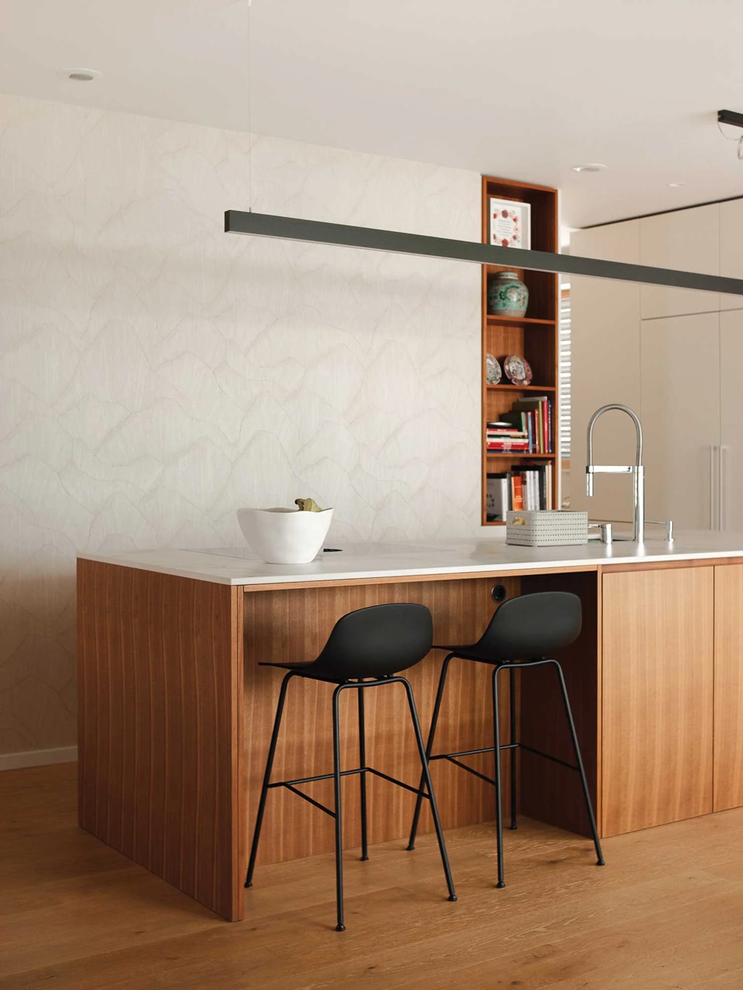 Temna elegantna kuhinja po meri v barvi oreha z bež MDF otokom.