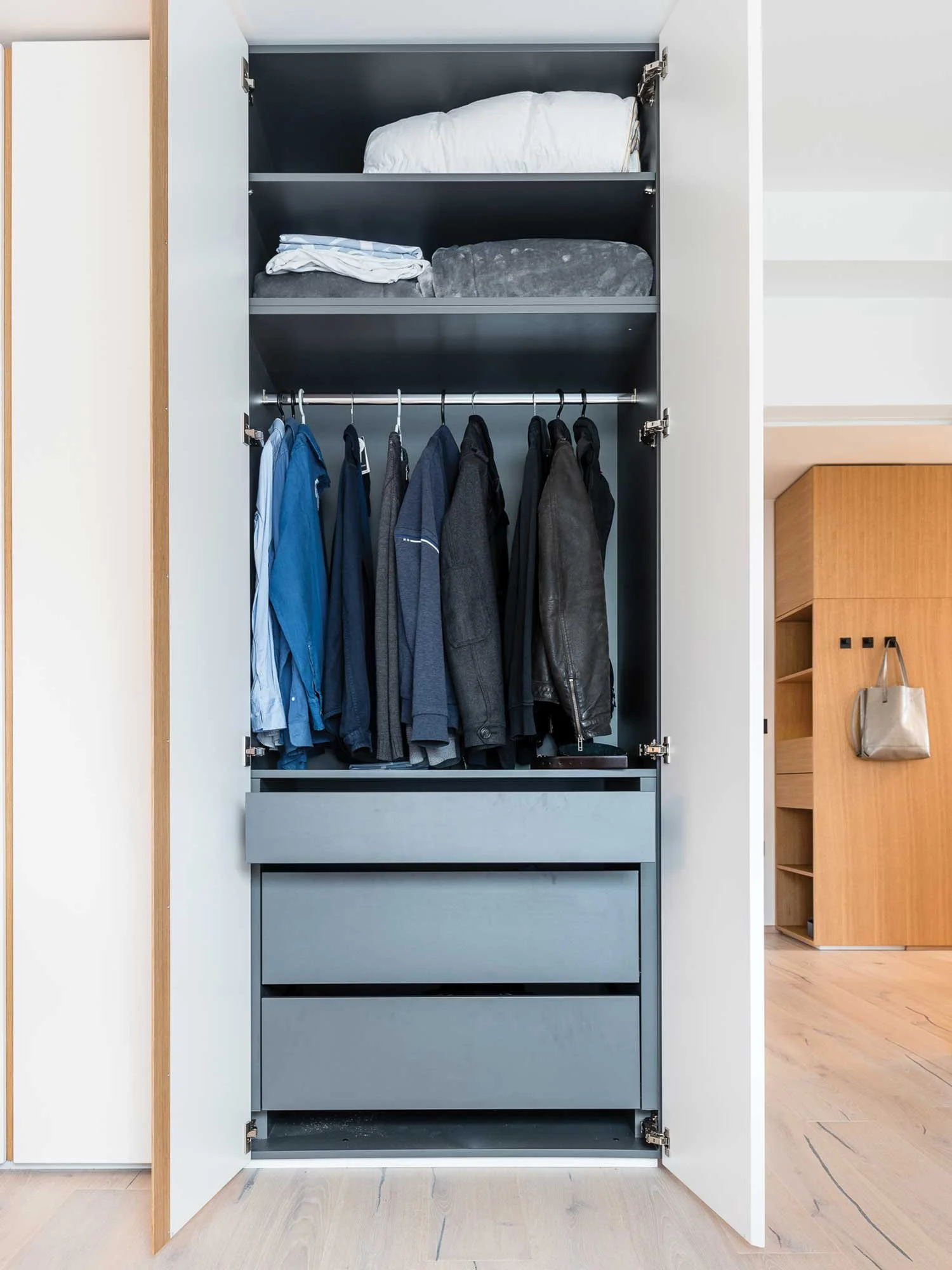 Po meri oblikovana garderoba za spalnico mlinar+mlinar