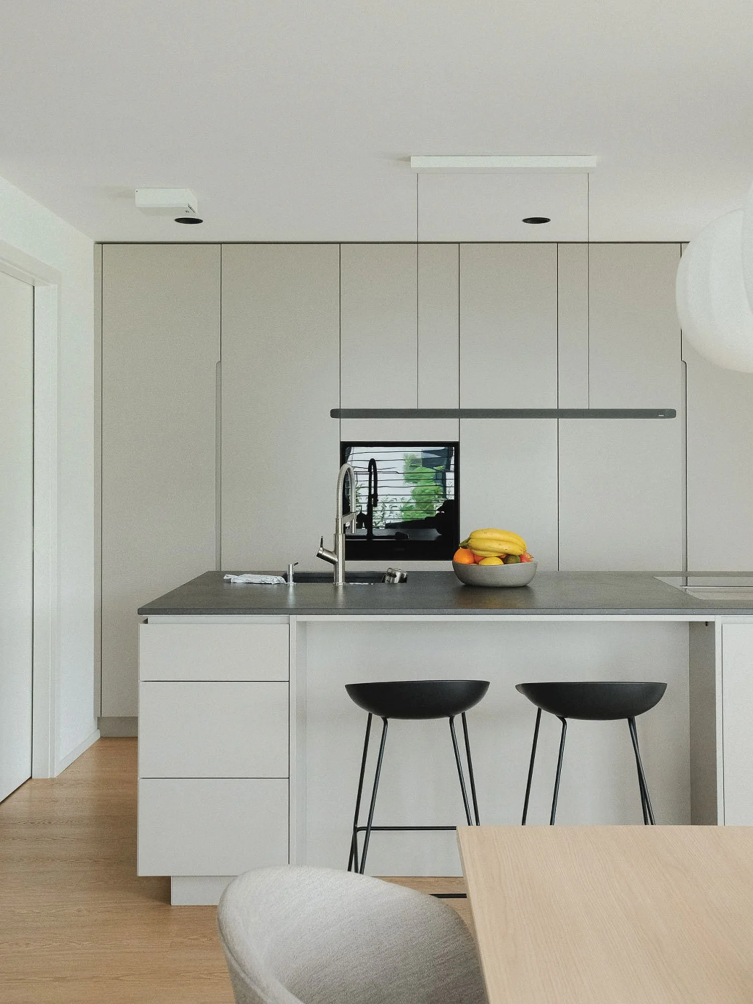 Minimalistična elegantna kuhinja po meri mlinar+mlinar.