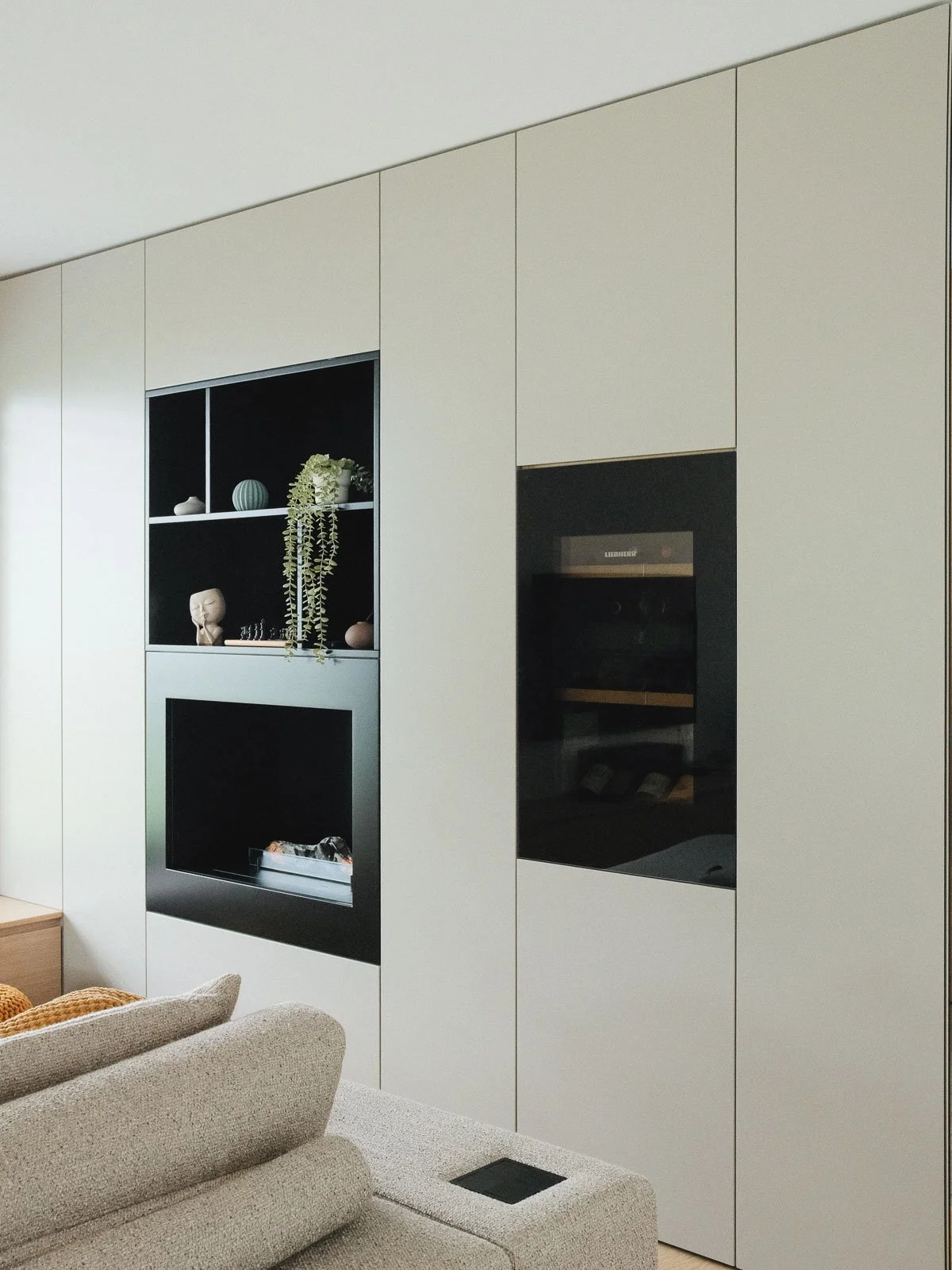 Liebherr vinska omara v dnevni sobi.