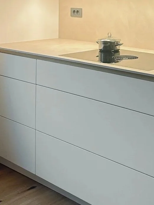 Kuhinjski pult kompakt.