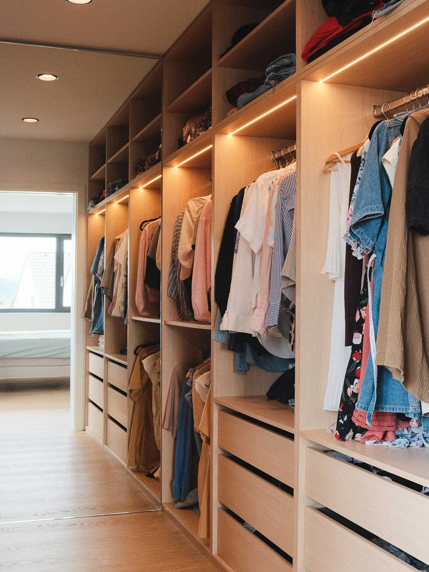 Po meri izdelana walk-in garderoba mlinar+mlinar