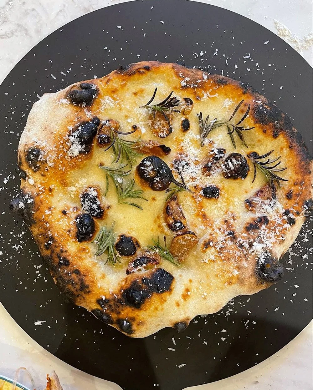 aris-pizza-with-olives.jpg