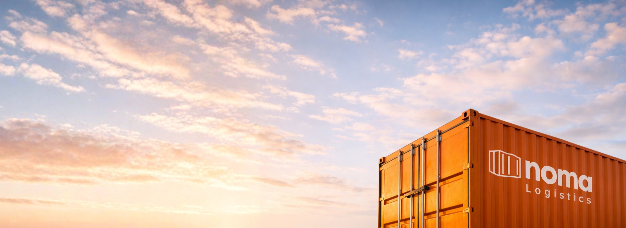 Ein orangefarbener Logistik-Container mit dem Logo 'noma Logistics' gegen einen Himmel mit Wolken bei Sonnenaufgang oder Sonnenuntergang.