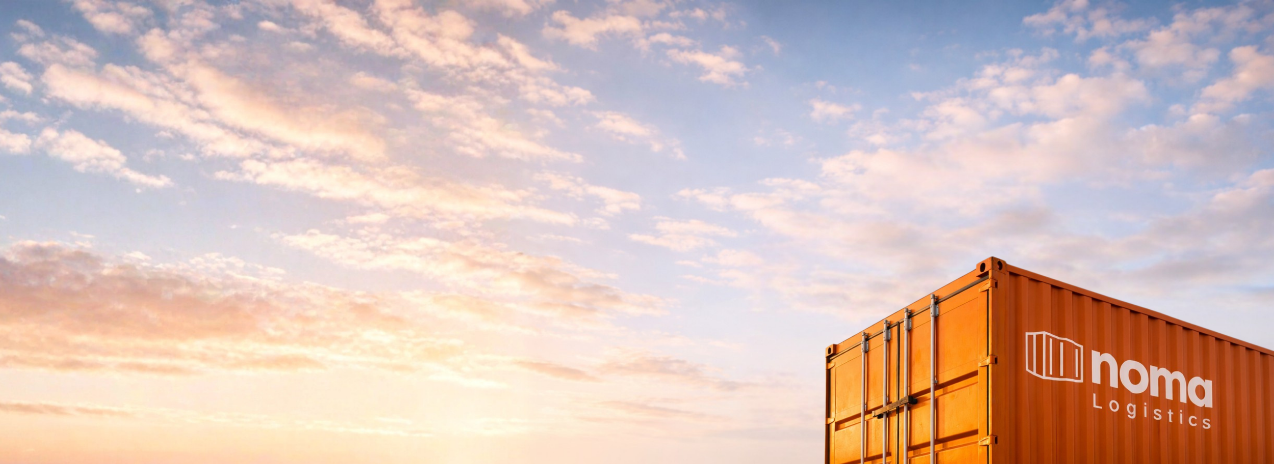 Ein orangefarbener Container mit der Aufschrift 'noma Logistics' steht im unteren rechten Bildbereich. Der Himmel ist mit sanften Mauervisuals und Wolken im Sonnenlicht bei Sonnenaufgang oder Sonnenuntergang gefüllt.