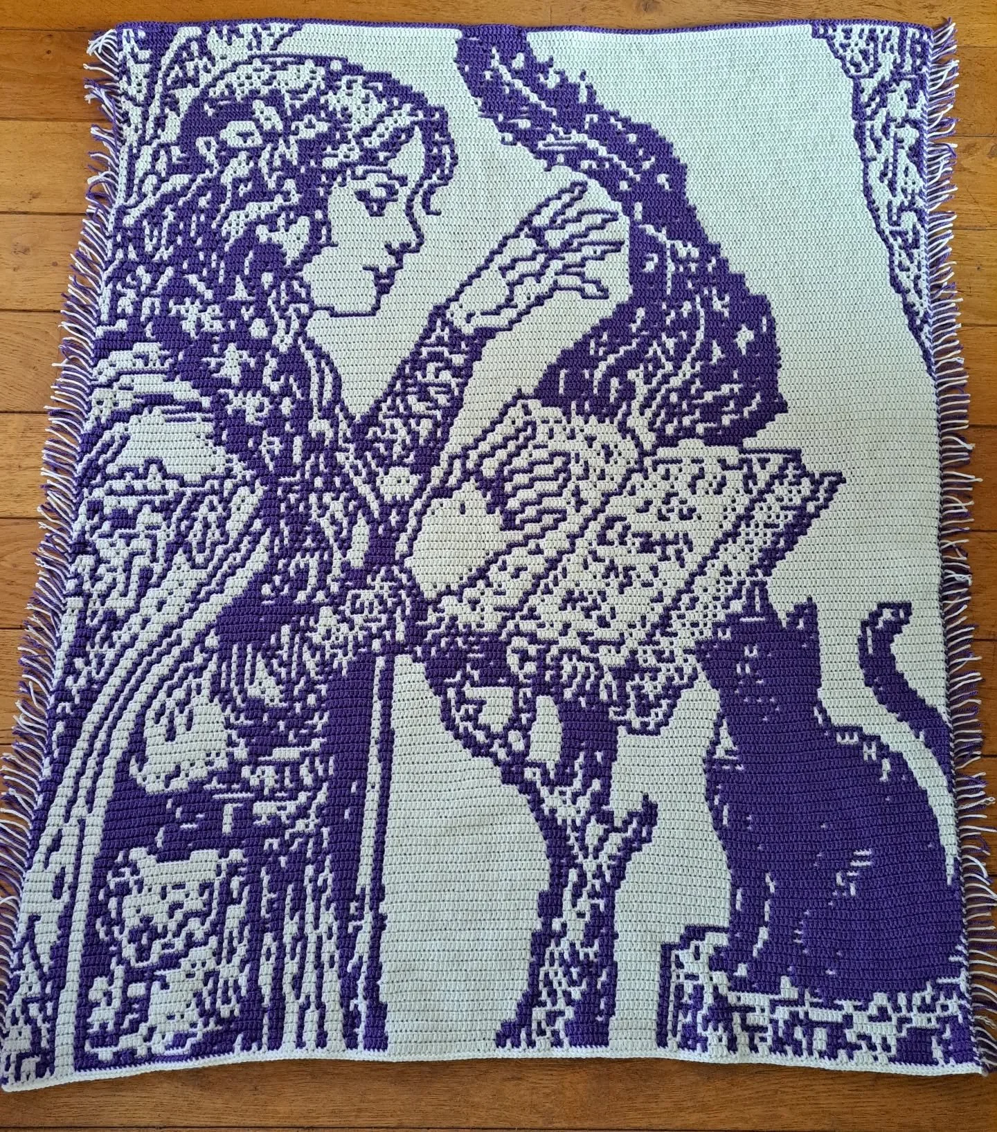 And on to the last 50 rows!! 🧙&zwj;♀️🐈&zwj;⬛

#crochet #witch #fantasy #blanket #crochetdesign