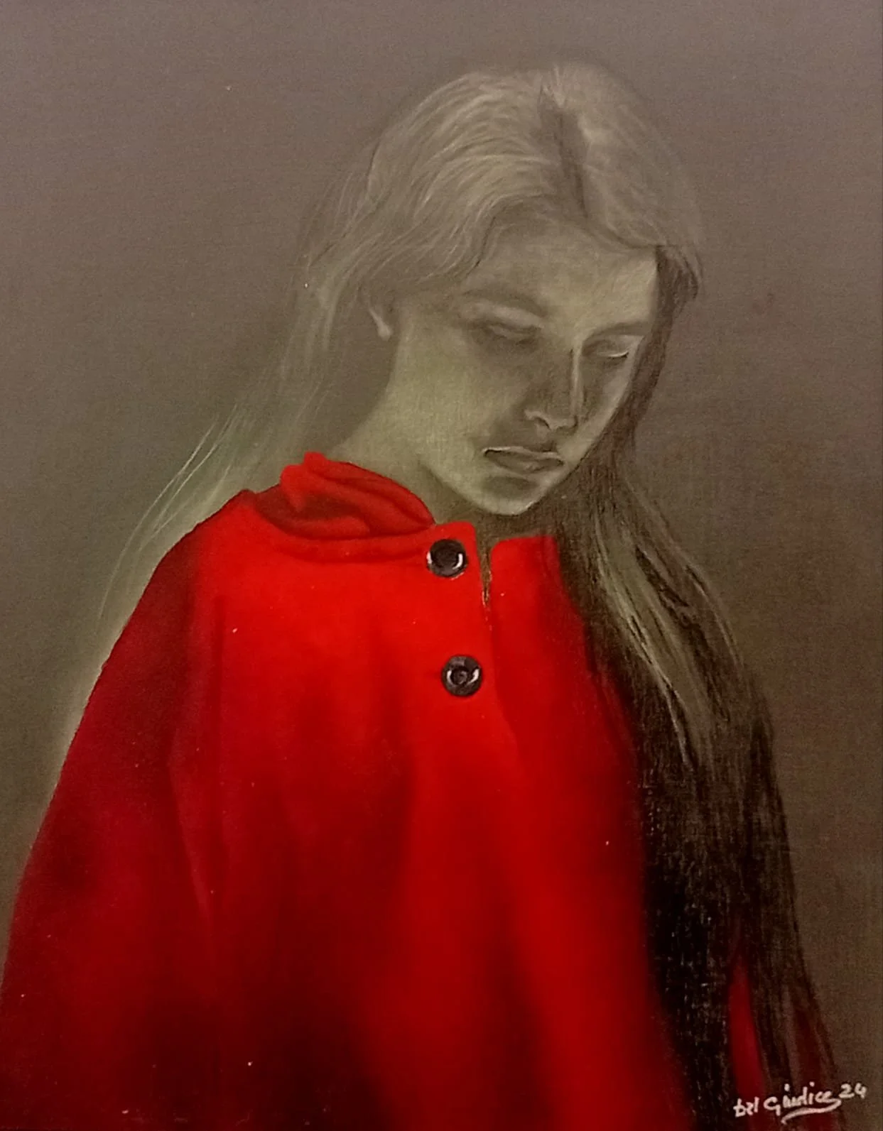 Ritratto di una donna con capelli lunghi e castani, indossa un mantello rosso con bottoni neri, sfondo scuro.