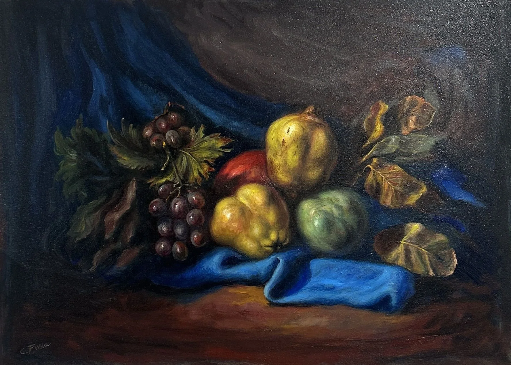 Dipinto di un'ostrica con uva, mele verdi e rosse, e foglie su un drappo blu e sfondo scuro.