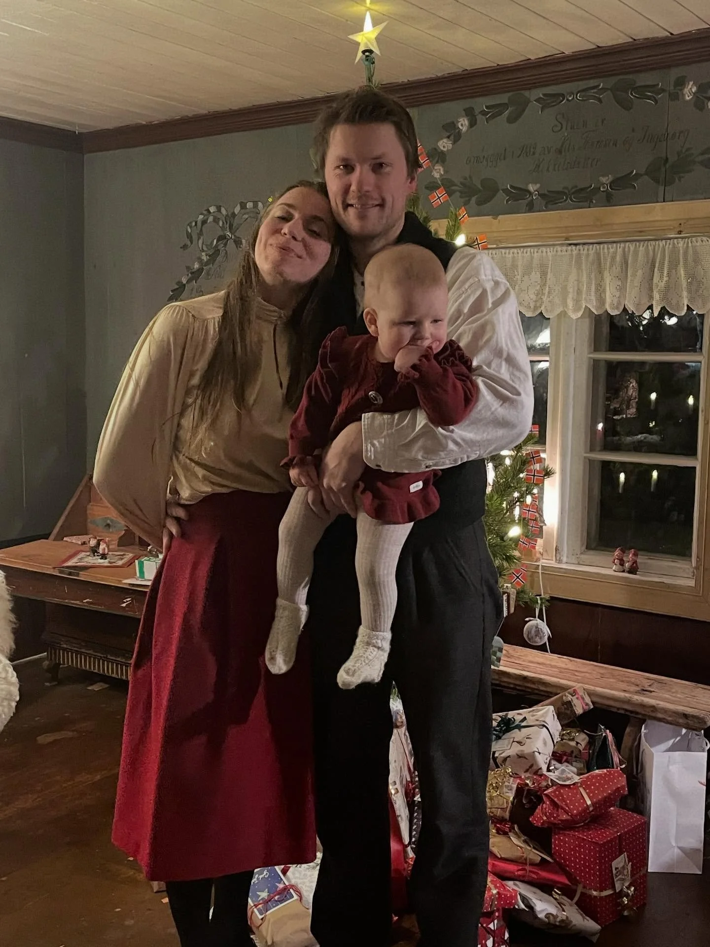 24. desember 🌟 (25. desember😅)
God jul! 

Vi vil &oslash;nske alle v&aring;re venner her ei riktig god jul. G&aring;rdagen ble feiret i gammelstua med familie. Vi kosa oss med egenprodusert pinnekj&oslash;tt, og dyra fikk sj&oslash;lsagt masse god 