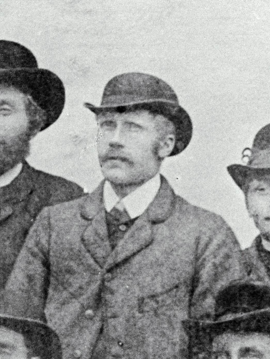 🌟 22. desember 🌟
Karenus! 

Vi finner spor av han flere steder p&aring; gard&rsquo;n. KOS. Karenus Olsen (1868-1927).

Gardens femte bruker, Thore, hadde en s&aring;kalt &ldquo;uekte&rdquo; s&oslash;nn som het Ole. Ole fikk ogs&aring; en s&oslash;n