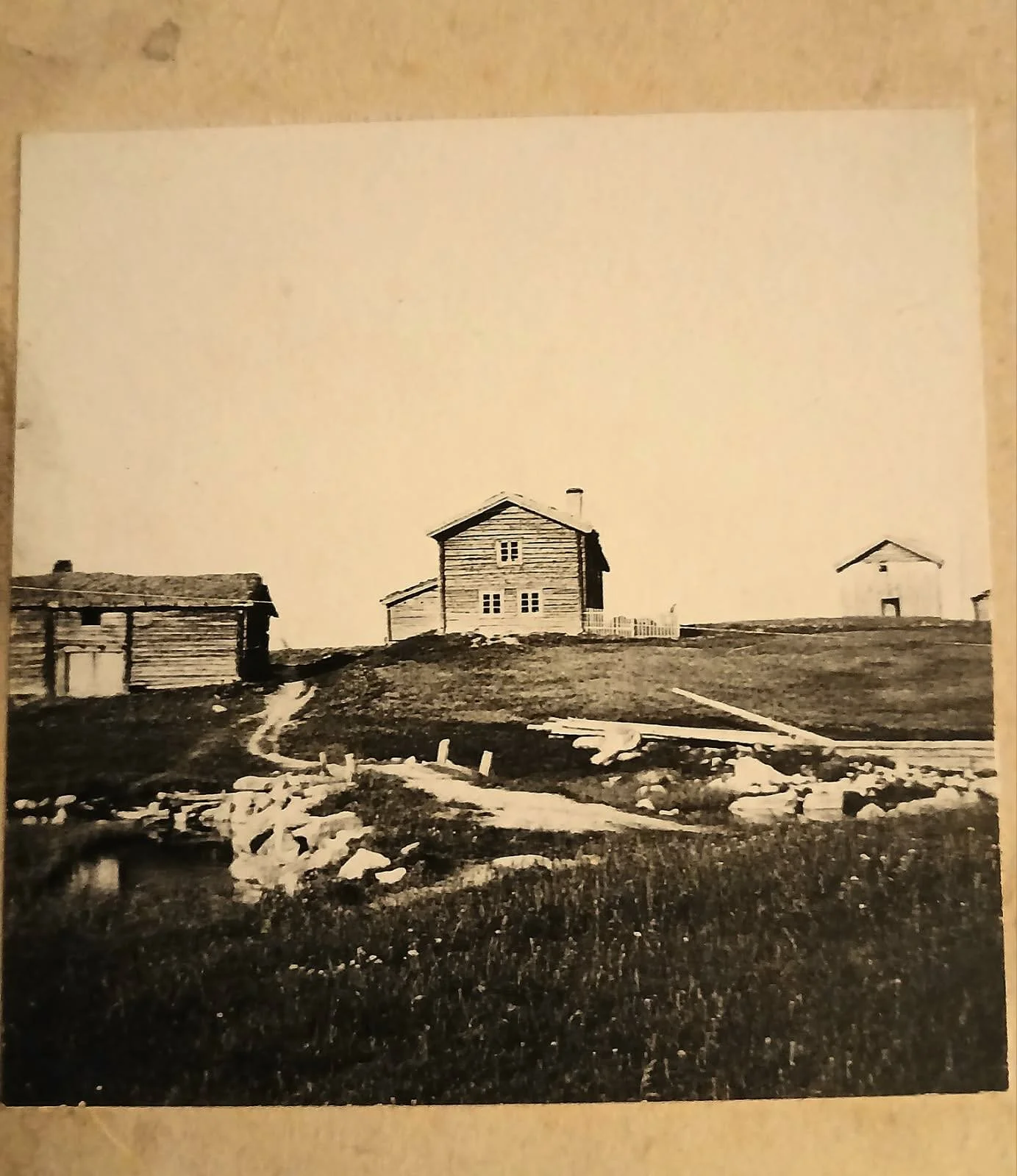 🌟 21. desember 🌟
Men hvem var her egentlig f&oslash;rst? 

Gammelkvintussen, Thore Joten og kona Sigri fra Dalsbygda, er f&oslash;rste brukere p&aring; Joten, men hvem var her egentlig f&oslash;rst? Det finnes flere sagn som forteller om denne tida