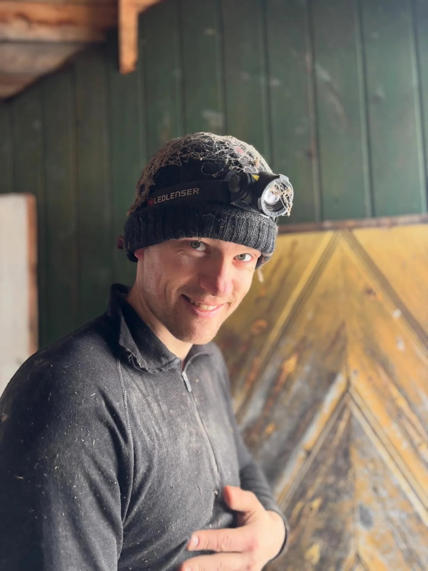 Hvor gammelt er skapet?? 

Vi er i gang med et av &aring;rets st&oslash;rre prosjekter: restaurering av Sommerstua p&aring; Joten S&oslash;ndre. 

Sommerstua er bygget i 1919, s&aring; ikke s&aring; veldig gammelt, men det er satt opp p&aring; gamle 