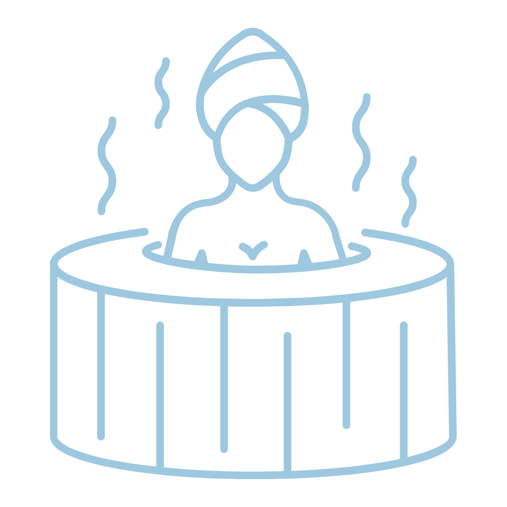 Une personne nageant dans un spa ou un bain chaud avec une serviette ou un turban sur la tête, de la vapeur qui s'échappe autour.