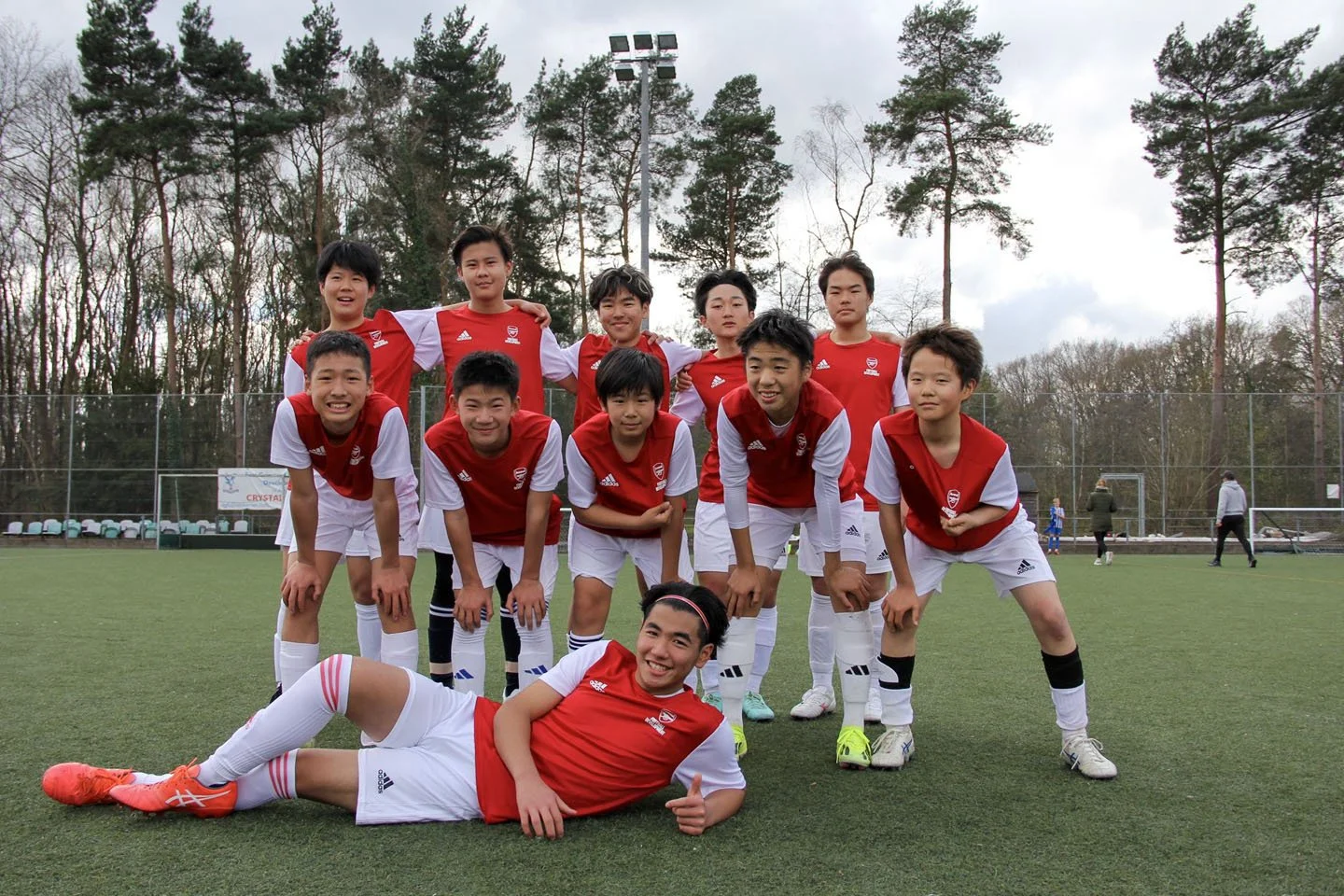 サッカーチームの若い男女のグループが緑のフィールドでポーズをとっている。彼らは赤と白のユニフォームを着ており、笑顔で楽しい様子。背景には木々と空が見える。」}*/}end 2 dejavusдиғанлиқиниabcdefg-0.7 /end 9/objects-accredit/aclass/1/chp/1/exec/ configuring_content-7-2rules-10-3which-5-5-2-1-4-3-2-4-7-1-4-5-2-3-8-2-1-3/{