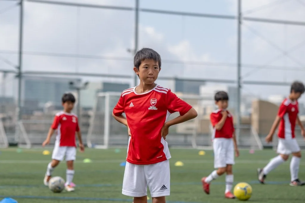 少年たちがサッカー練習をしている風景。