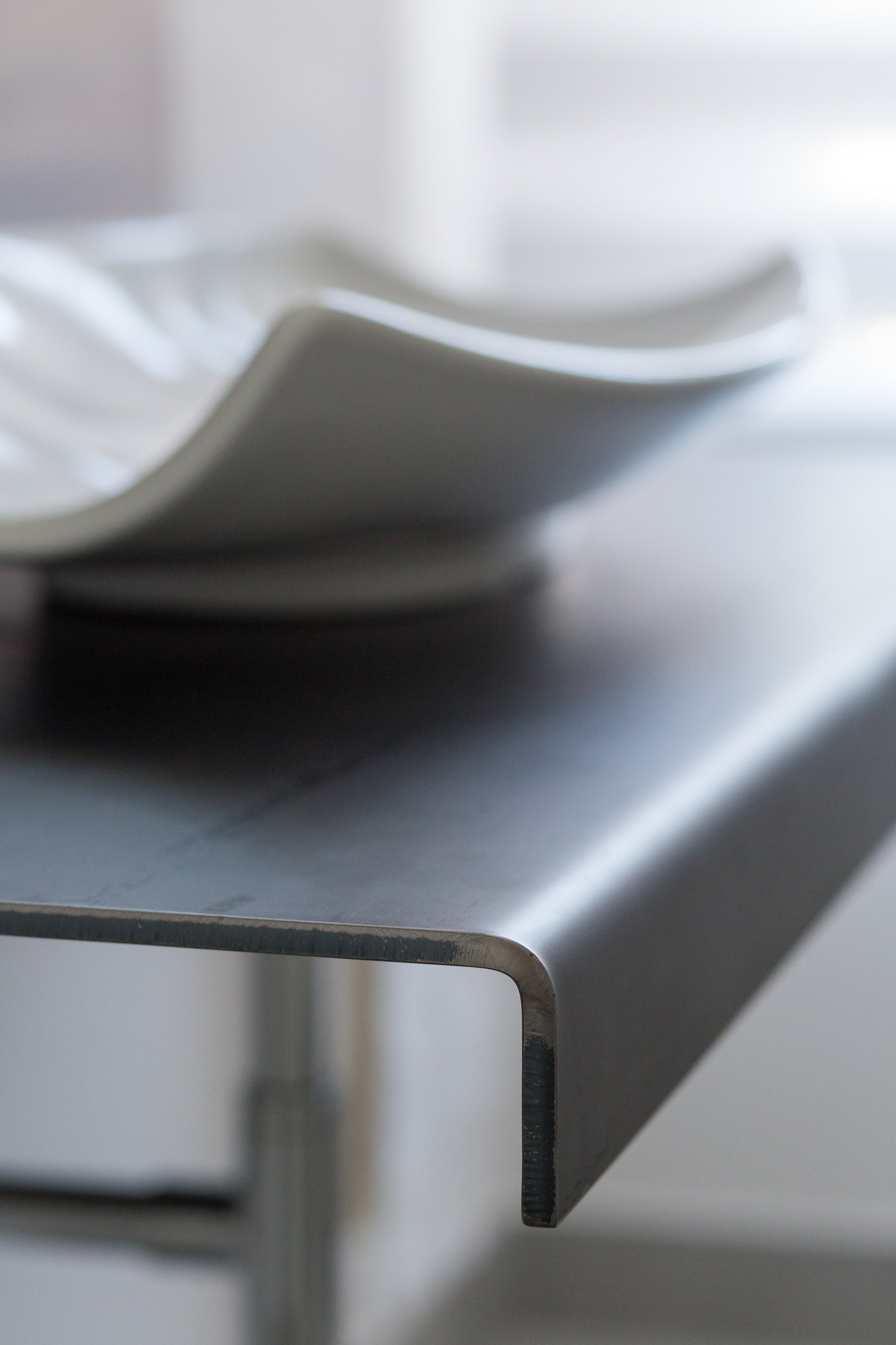 Piano lavabo in lamiera piegata, disegnato per Casa per Elisa.