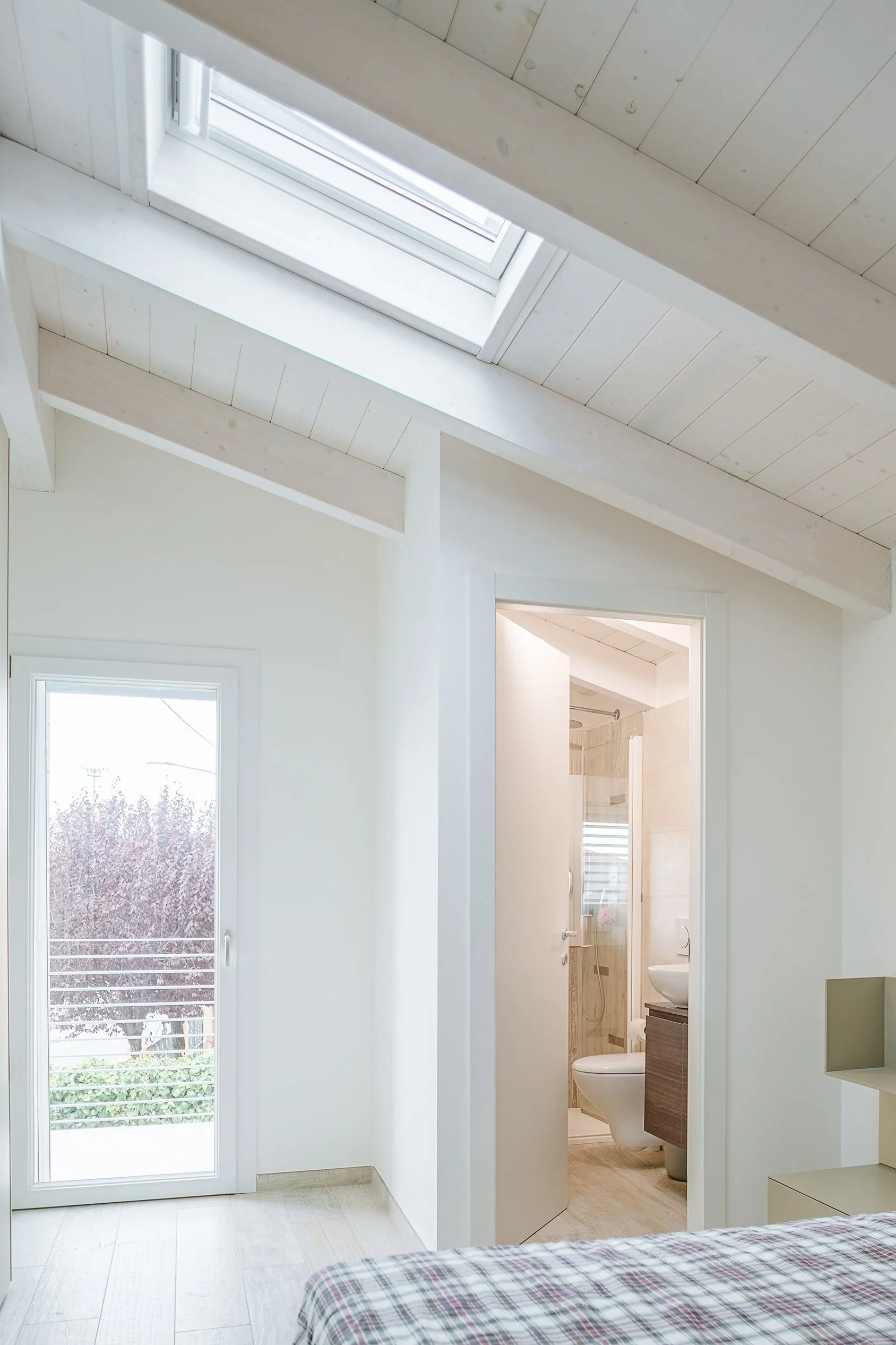 Camera matrimoniale con travi a vista.