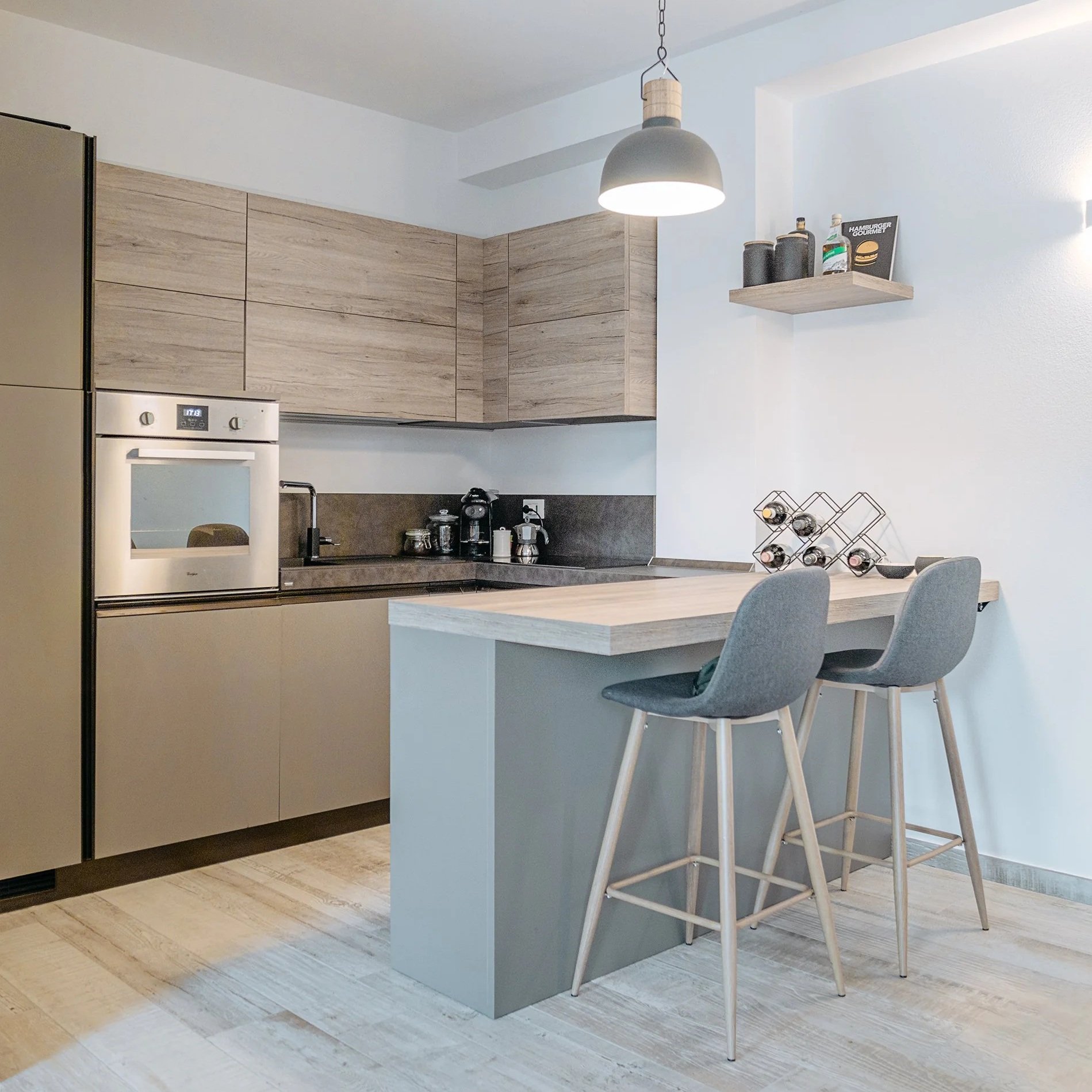 Cucina moderna con isola e arredi in legno.