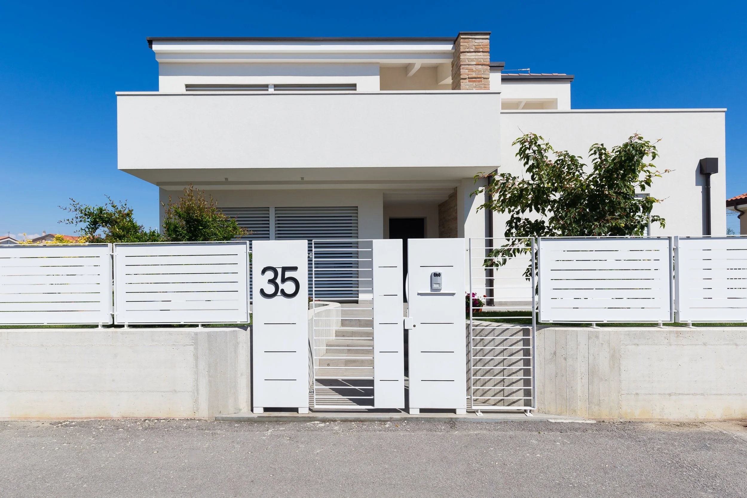 Facciata principale di Casa per Elisa, progetto residenziale a Rimini realizzato da DAT Architetti.