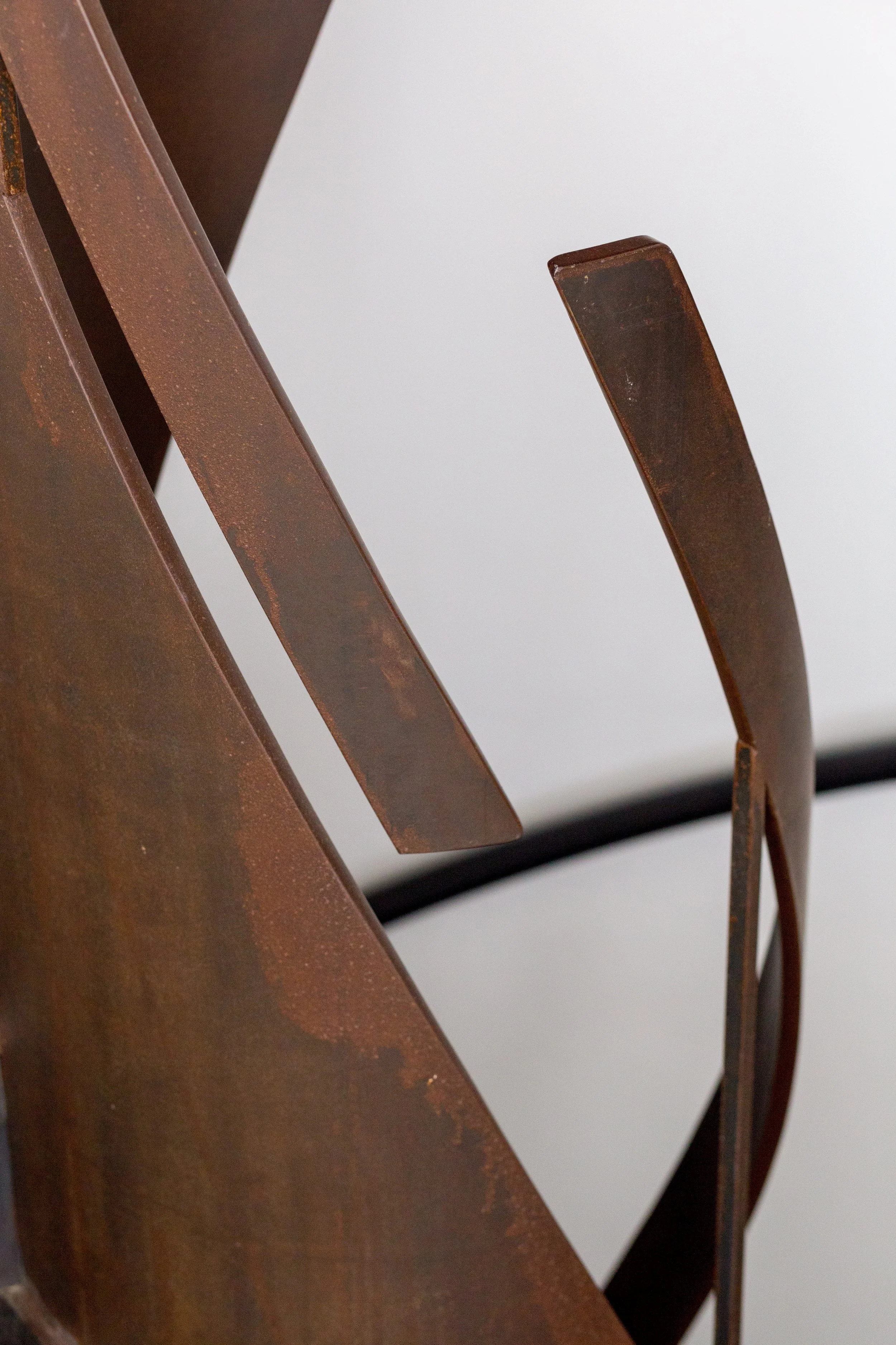 Dettaglio della scala in ferro, disegnata su misura per Casa per Elisa.