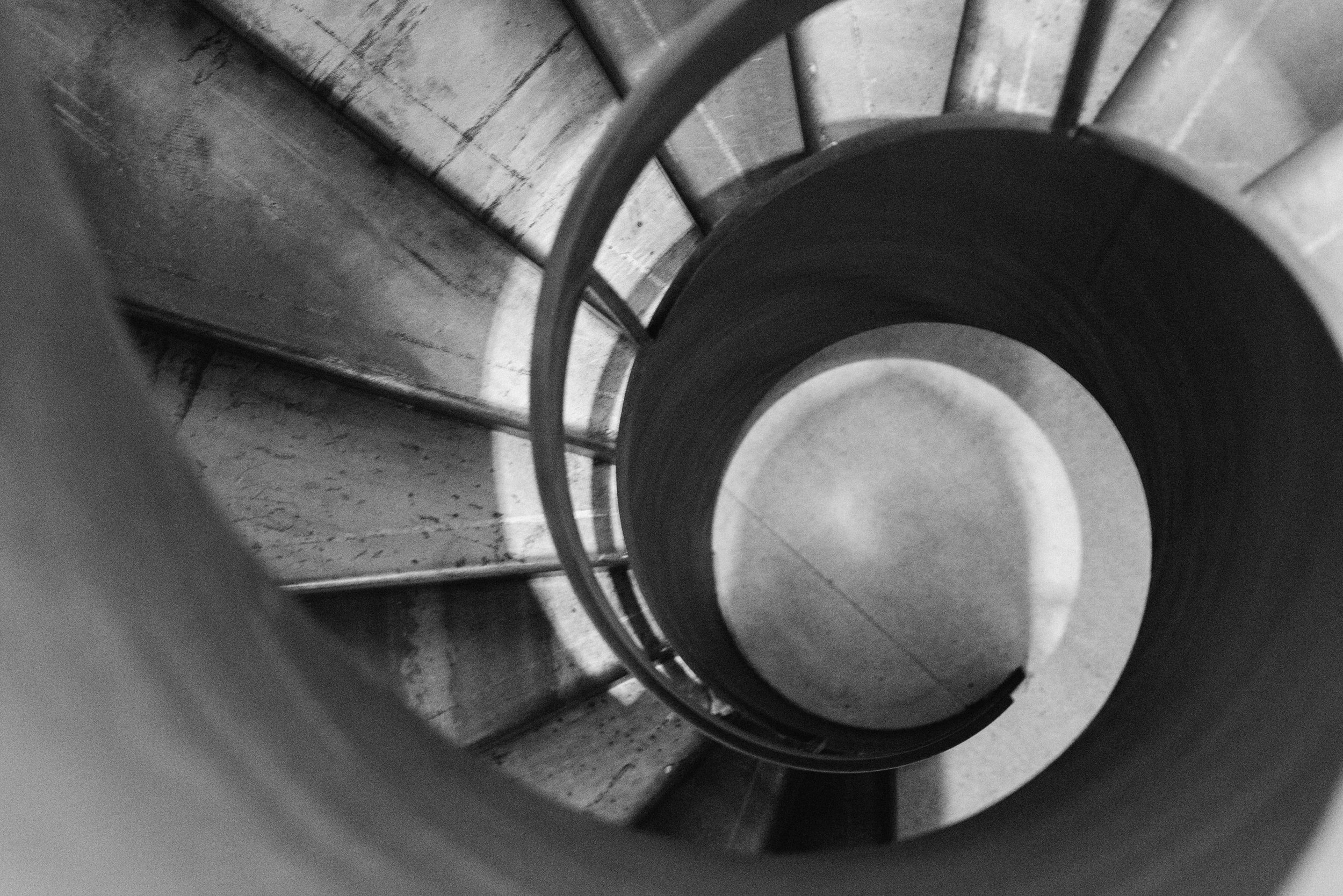 Scala in ferro a sviluppo elicoidale, particolare costruttivo di Casa per Elisa.