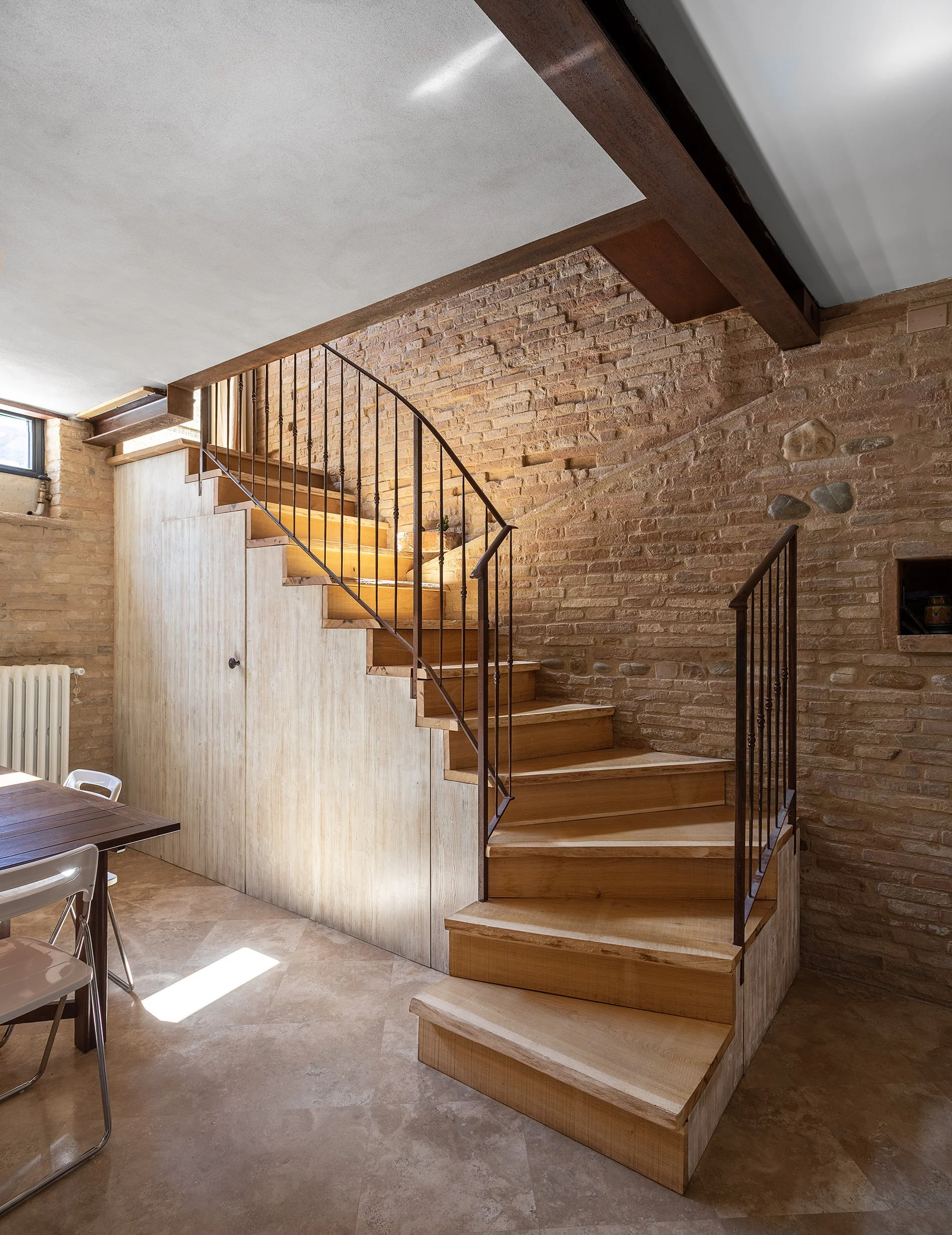 Scala interna in legno realizzata per un intervento di restauro, il classico si fonde col moderno, con elementi di rinforzo in ferro.