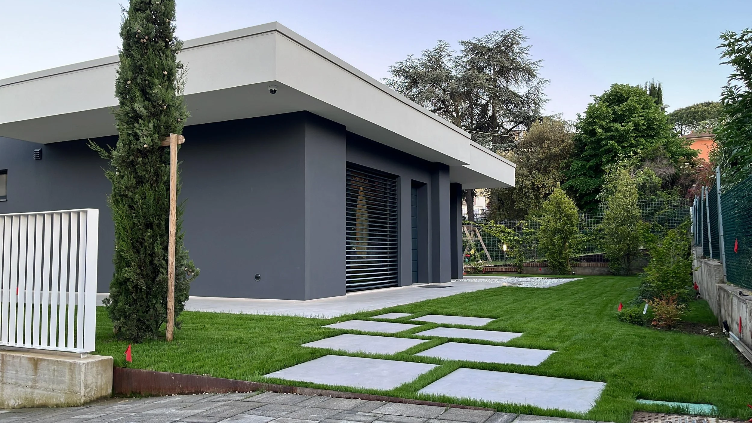 Abitazione unifamiliare dal design moderno giardino privato, progettata da DAT Architetti a Savignano.