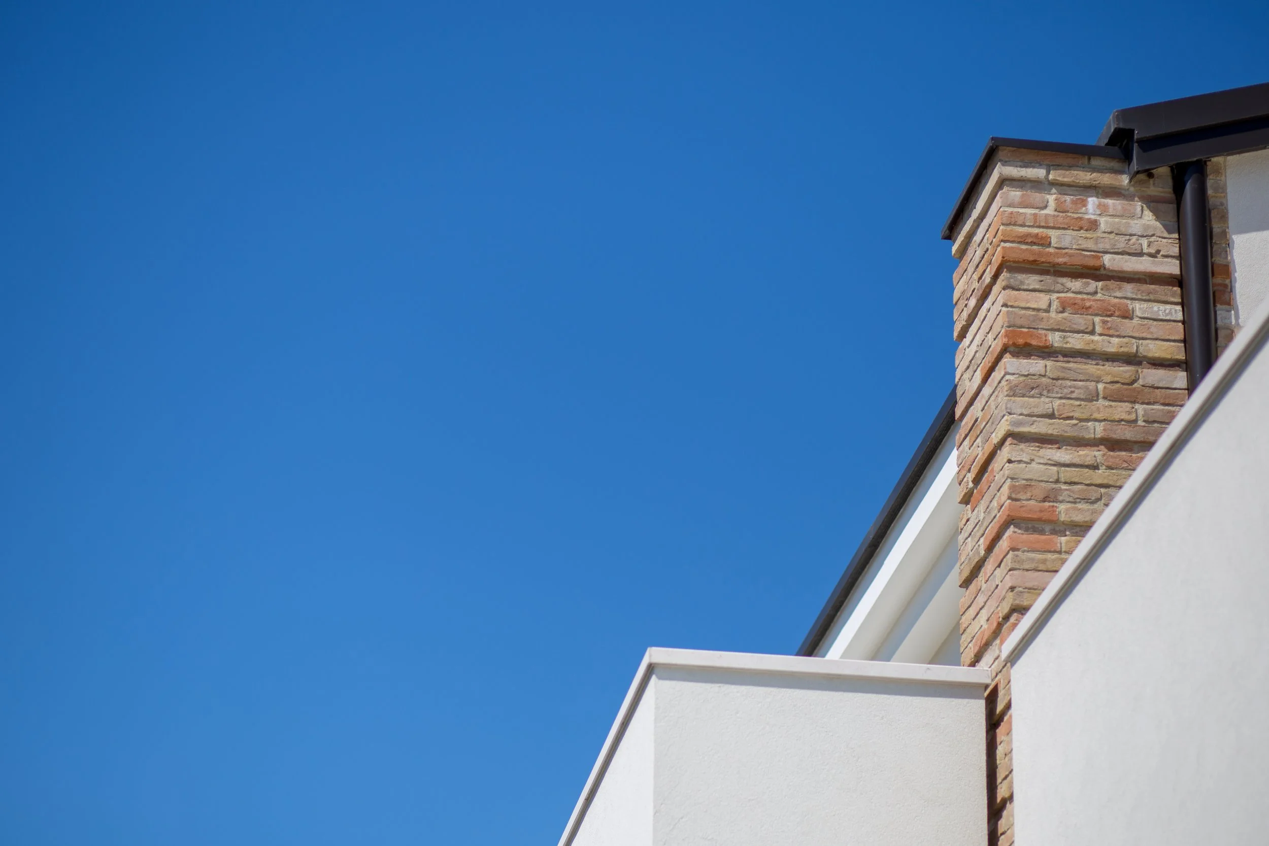Dettagli architettura vernacolare in mattone faccia a vista di Casa per Elisa