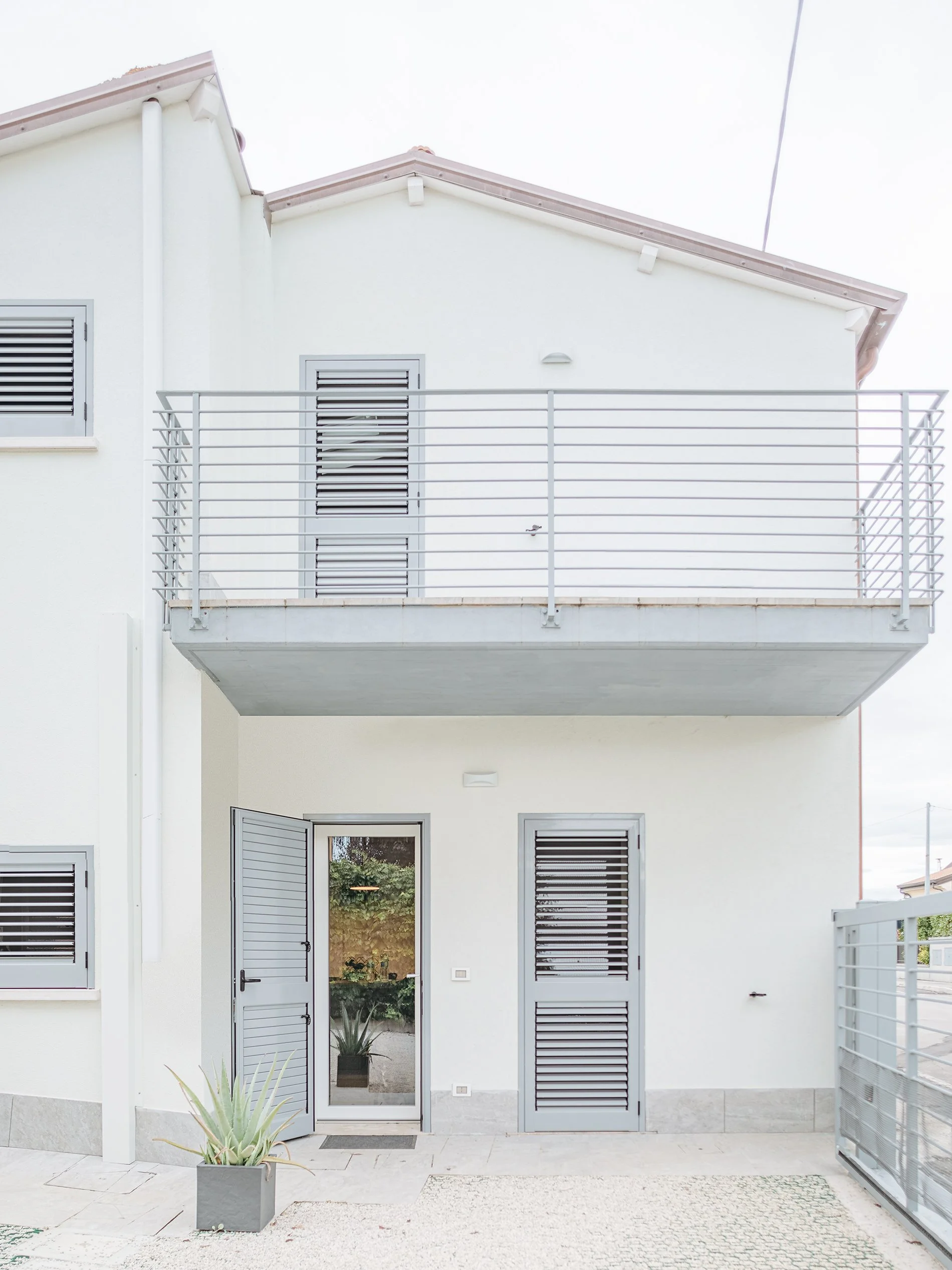 Prospetto su strada e ingresso