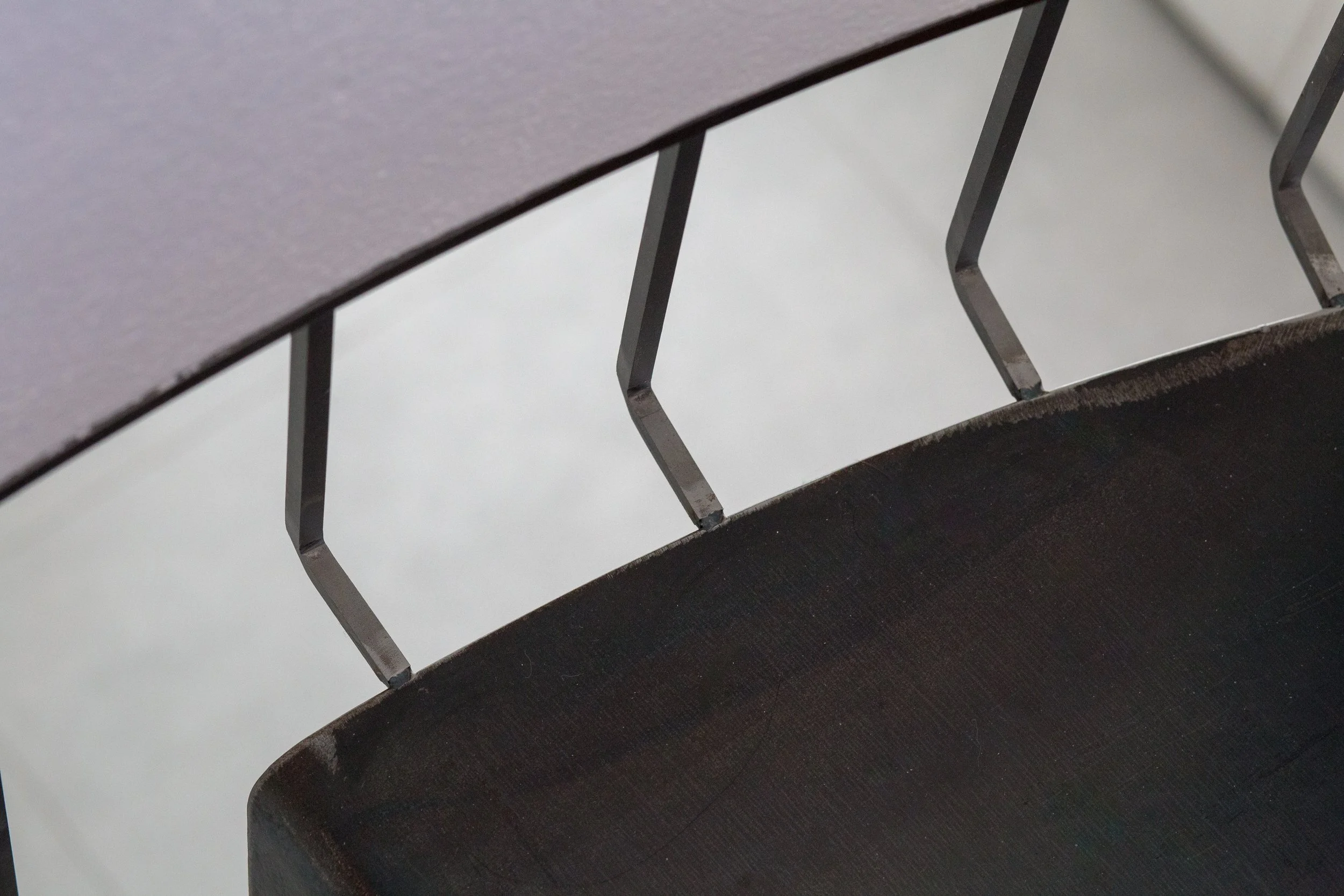 Dettaglio della scala in ferro con parapetto, progettata su misura per Casa per Elisa.