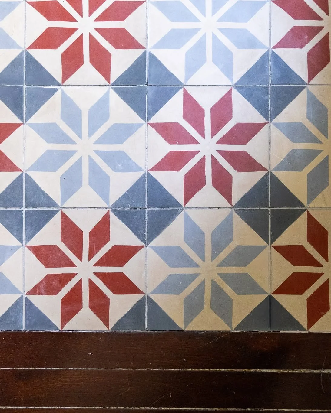 Au moment de la d&eacute;pose, le motif est apparu : les carreaux de ciment d'origine &eacute;taient pr&eacute;serv&eacute;s juste sous nos pieds, cach&eacute;s sous le rev&ecirc;tement moderne pos&eacute; par-dessus.

Les choix :

L&rsquo;enjeu a &e