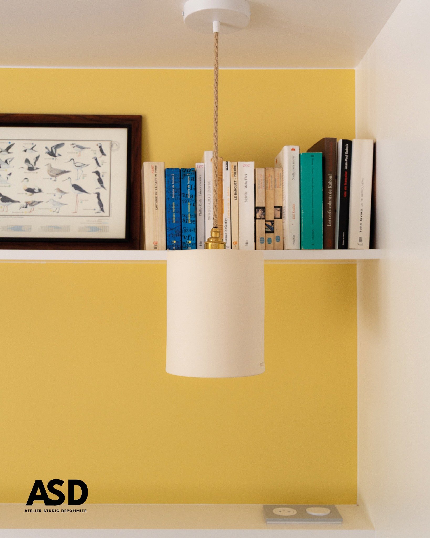 [Projet Liorb&eacute;] &ndash; R&eacute;novation globale : architecture int&eacute;rieure, paysagisme et coordination de chantier (AMO), C&ocirc;tes d&rsquo;Armor.

D&eacute;tail du mur de la chambre jaune. 

Peinture : @farrowandball 
Suspension : @