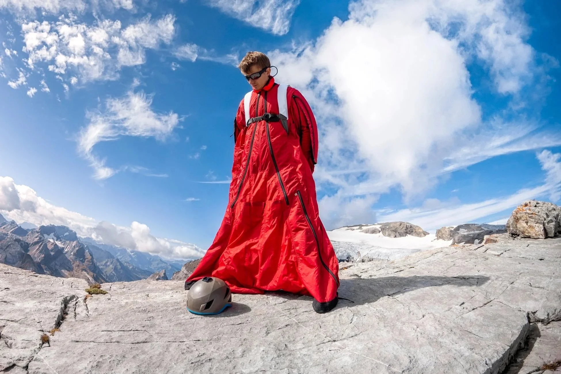 Fallschirmspringer steht auf Klippe