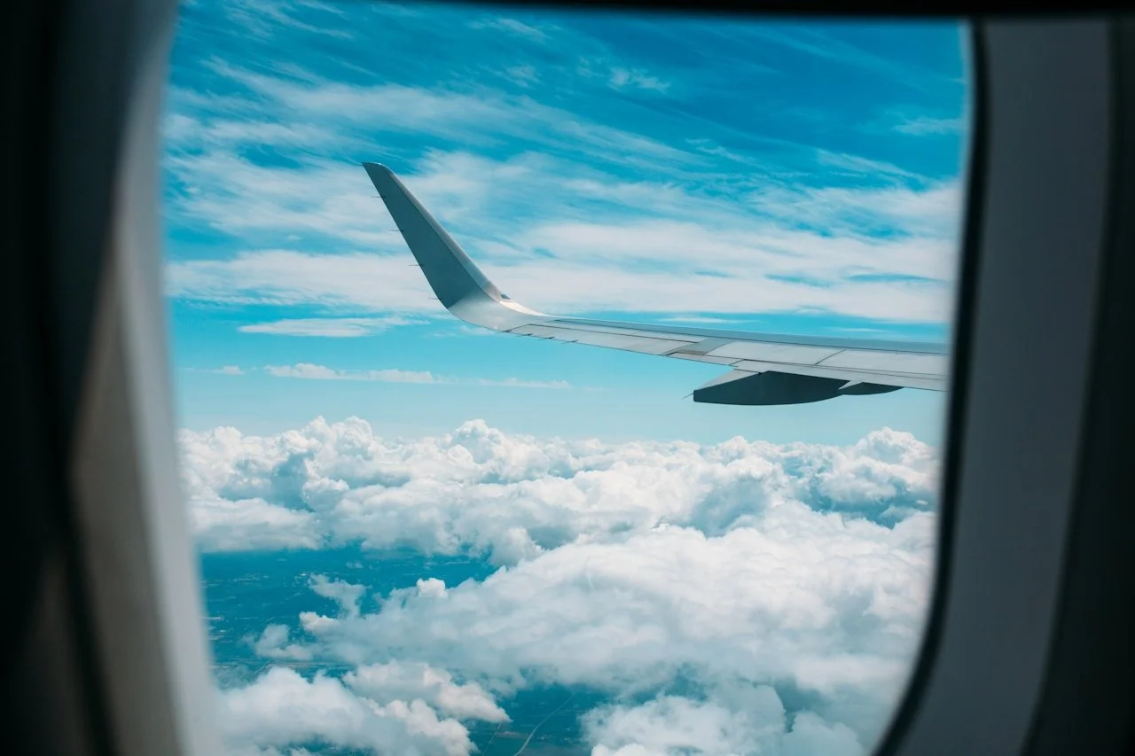 Blick auf den Flugzeugflügel aus dem Flugzeugfenster