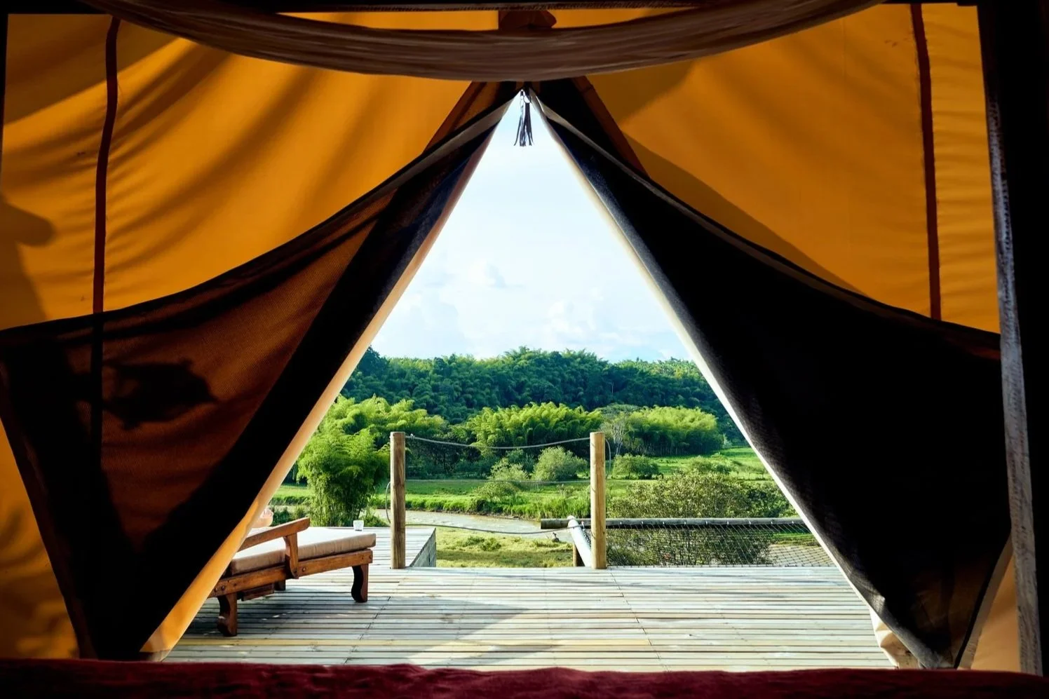 Tenda em paisagem verde