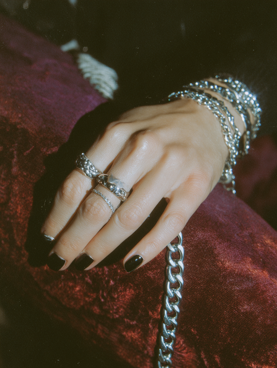 detalle de la mano de una mujer con anillos