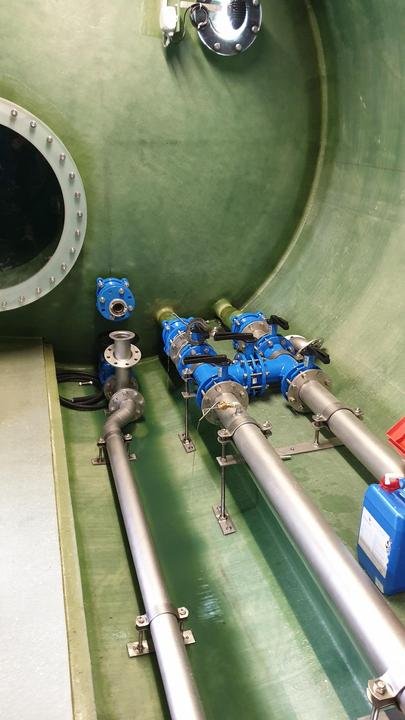 Rohrleitungen und Ventile in einem technischen Rohrleitungssystem