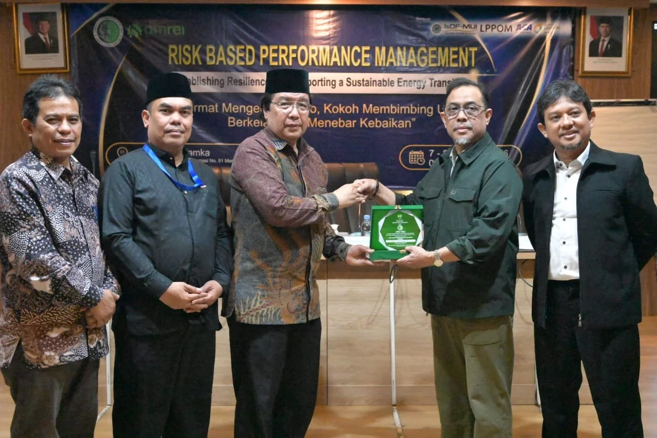 Penyerahan Plakat dari AMREI kepada LPEU MUI pada RBPM Training, 7-8 Agustus 2026