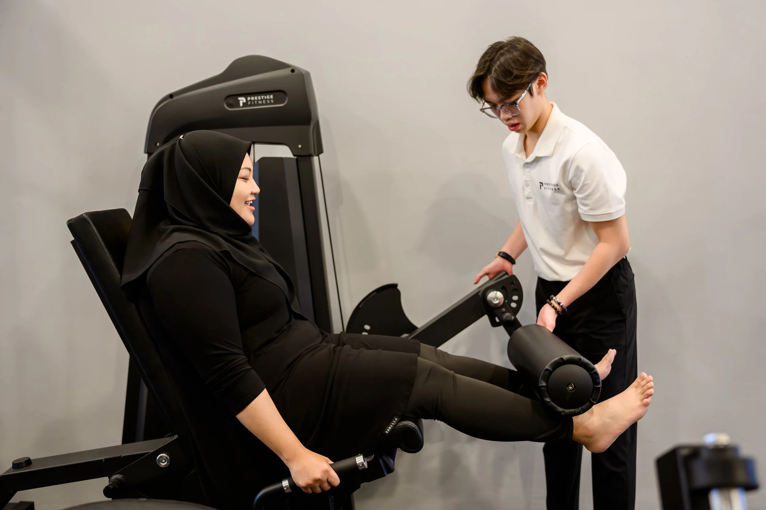 Personal trainer in Ipoh discussing goals and progress with client during 1-to-1 coaching.