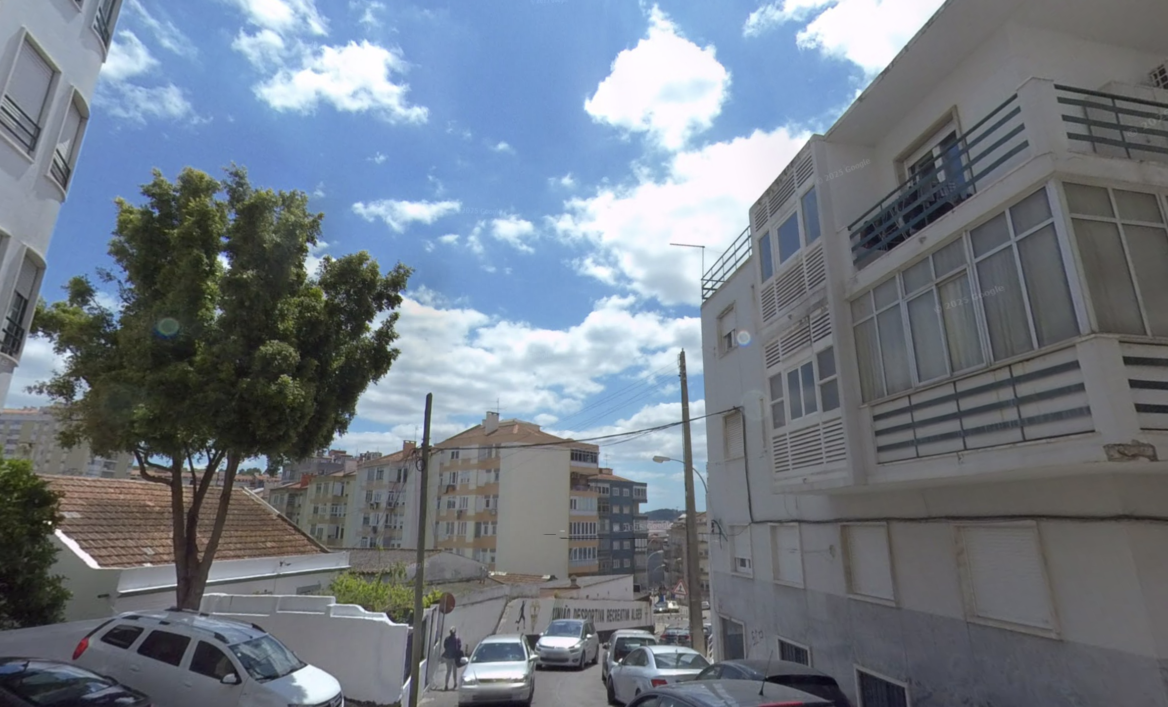 Renovated T2 Apartment in Algés