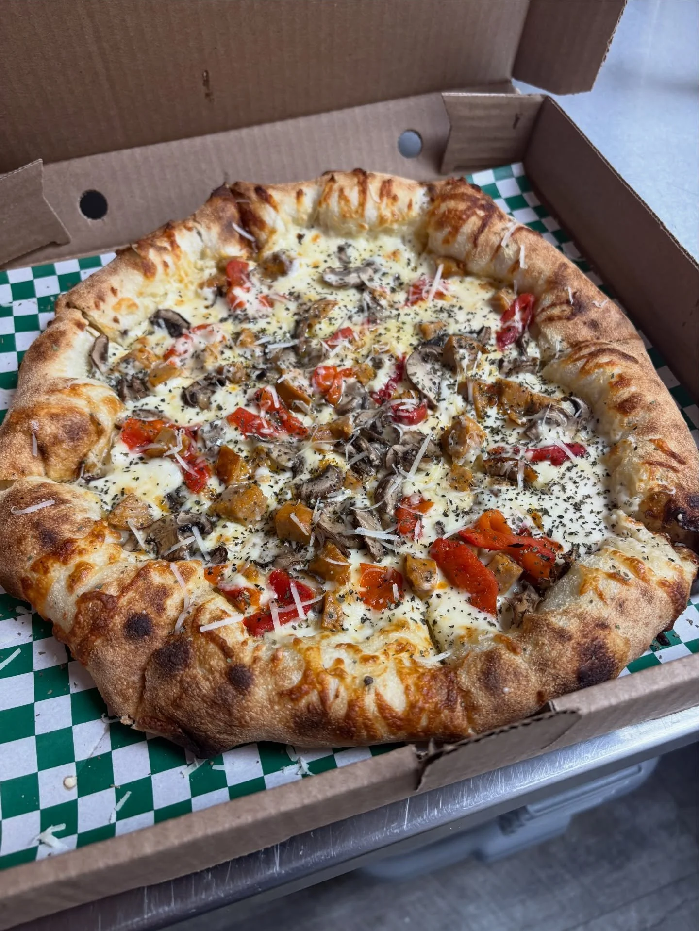 FRIDAY VIBES 🍕🔥

We&rsquo;re bangin&rsquo; out pies and good vibes all day long! We&rsquo;re still running the Alfredo Banger, too! ✌️ 

The Alfredo Banger
Alfredo drizzle + fresh garlic, mozzarella, topped with spicy Italian sausage, roasted brown