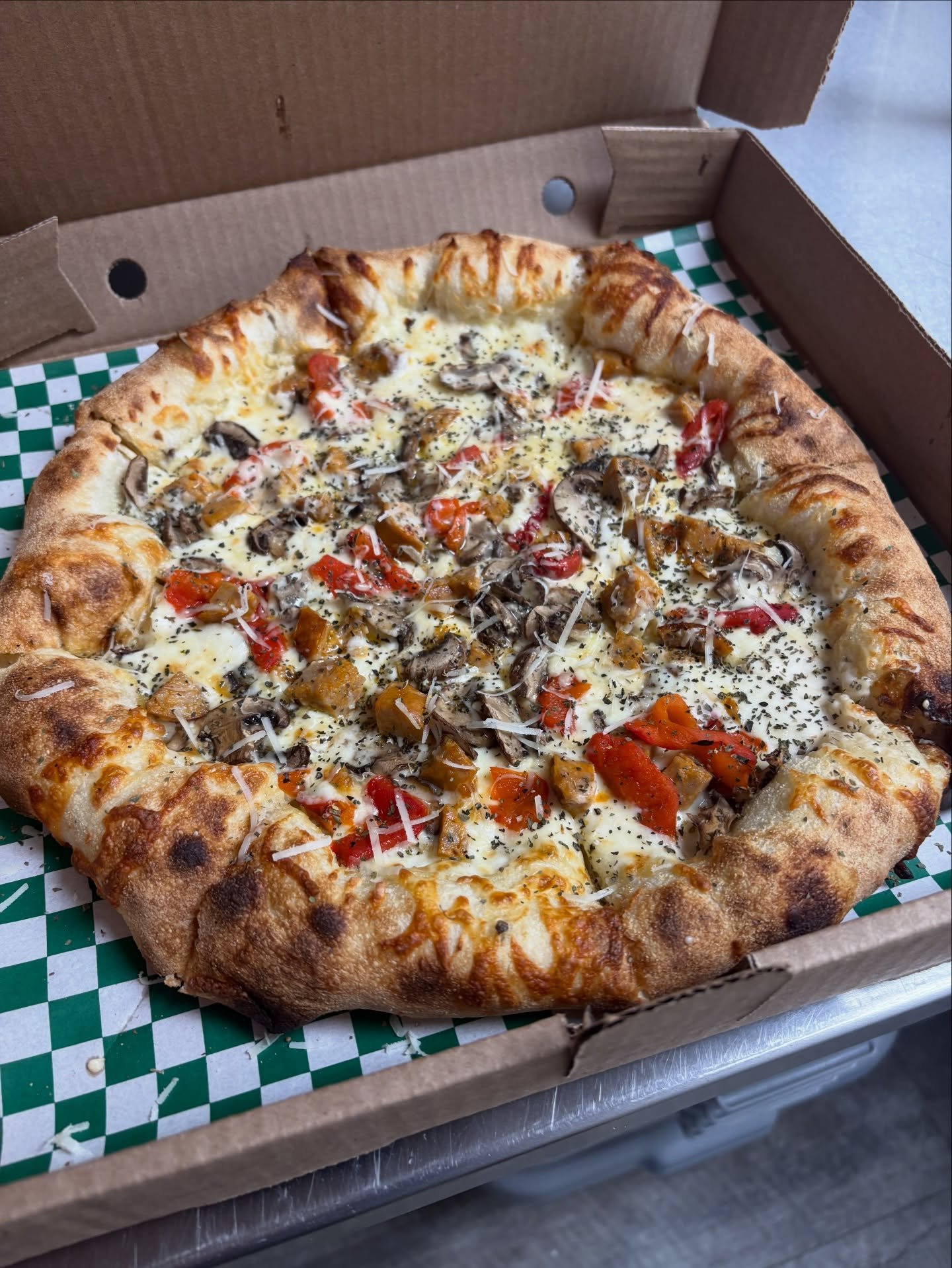 FRIDAY VIBES 🍕🔥

We&rsquo;re bangin&rsquo; out pies and good vibes all day long! We&rsquo;re still running the Alfredo Banger, too! ✌️ 

The Alfredo Banger
Alfredo drizzle + fresh garlic, mozzarella, topped with spicy Italian sausage, roasted brown