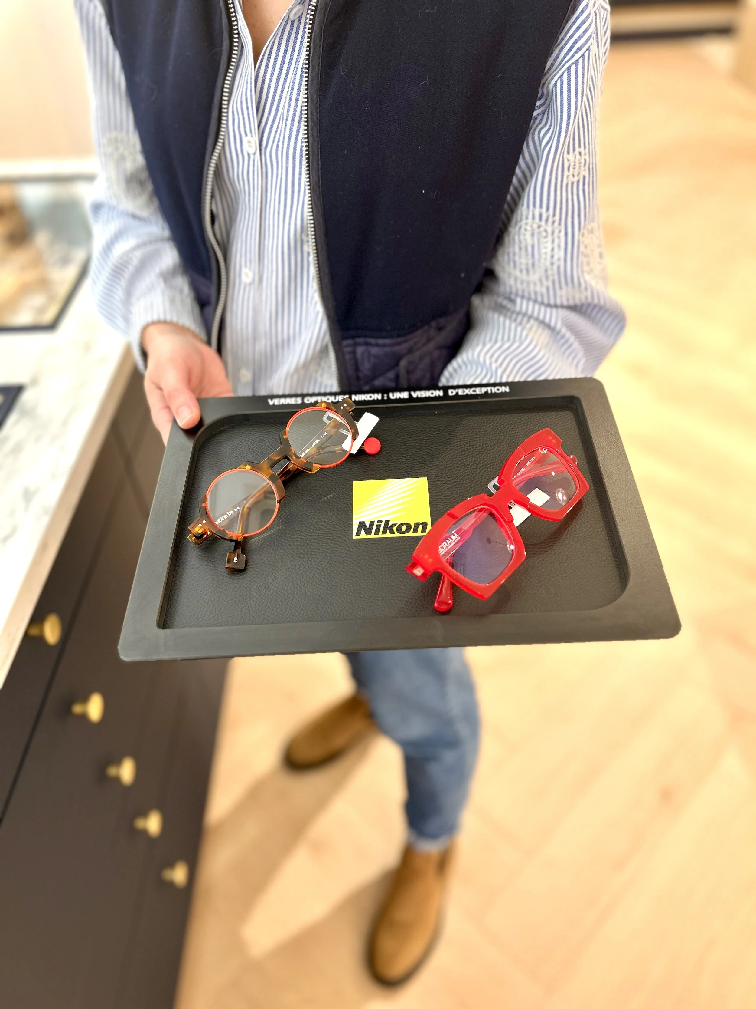 lunettes créateurs sur un plateau NIKON SAbine be Kuboraum