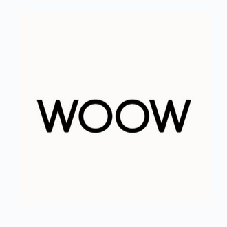 Logo avec le mot 'WOOW' en lettres noires sur fond blanc.